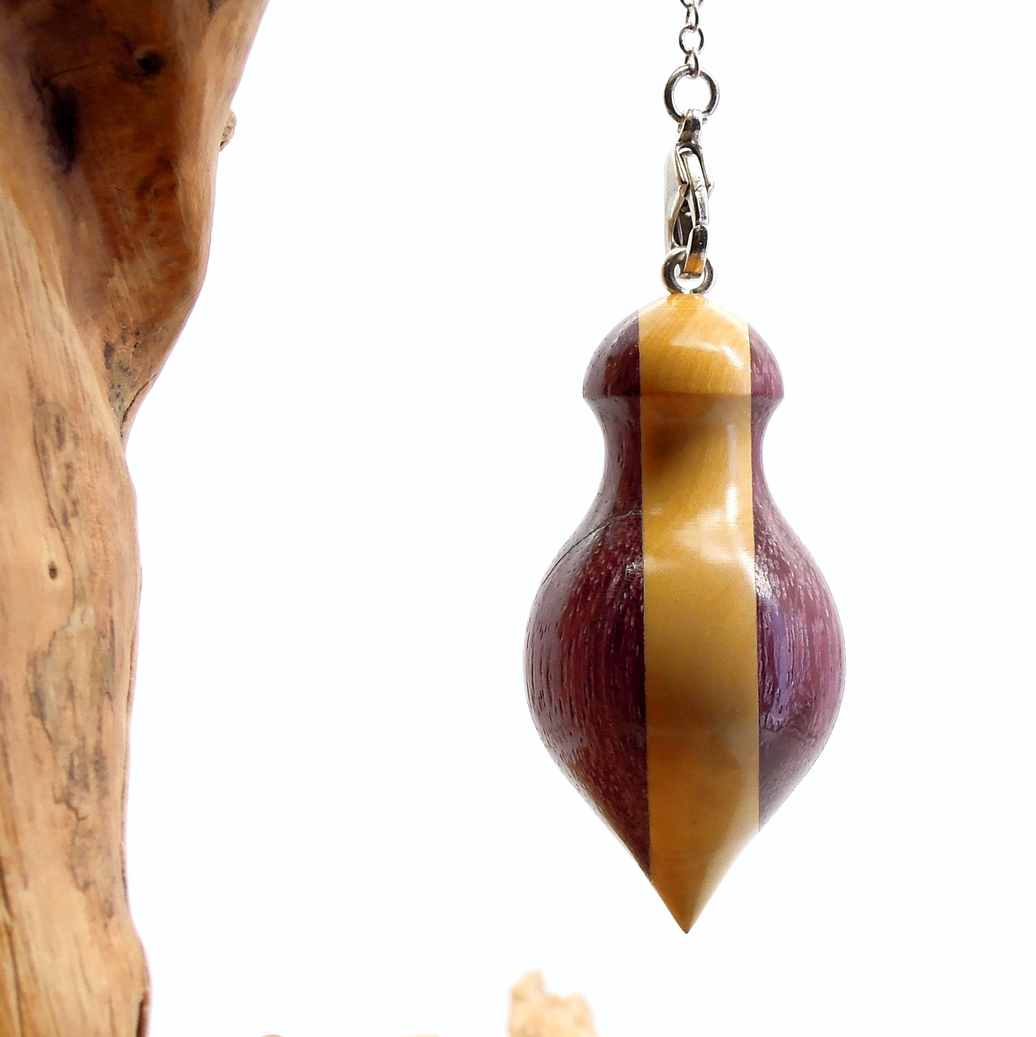 Pendule artisanal de radiesthésie en amarante et buis avec chainette.