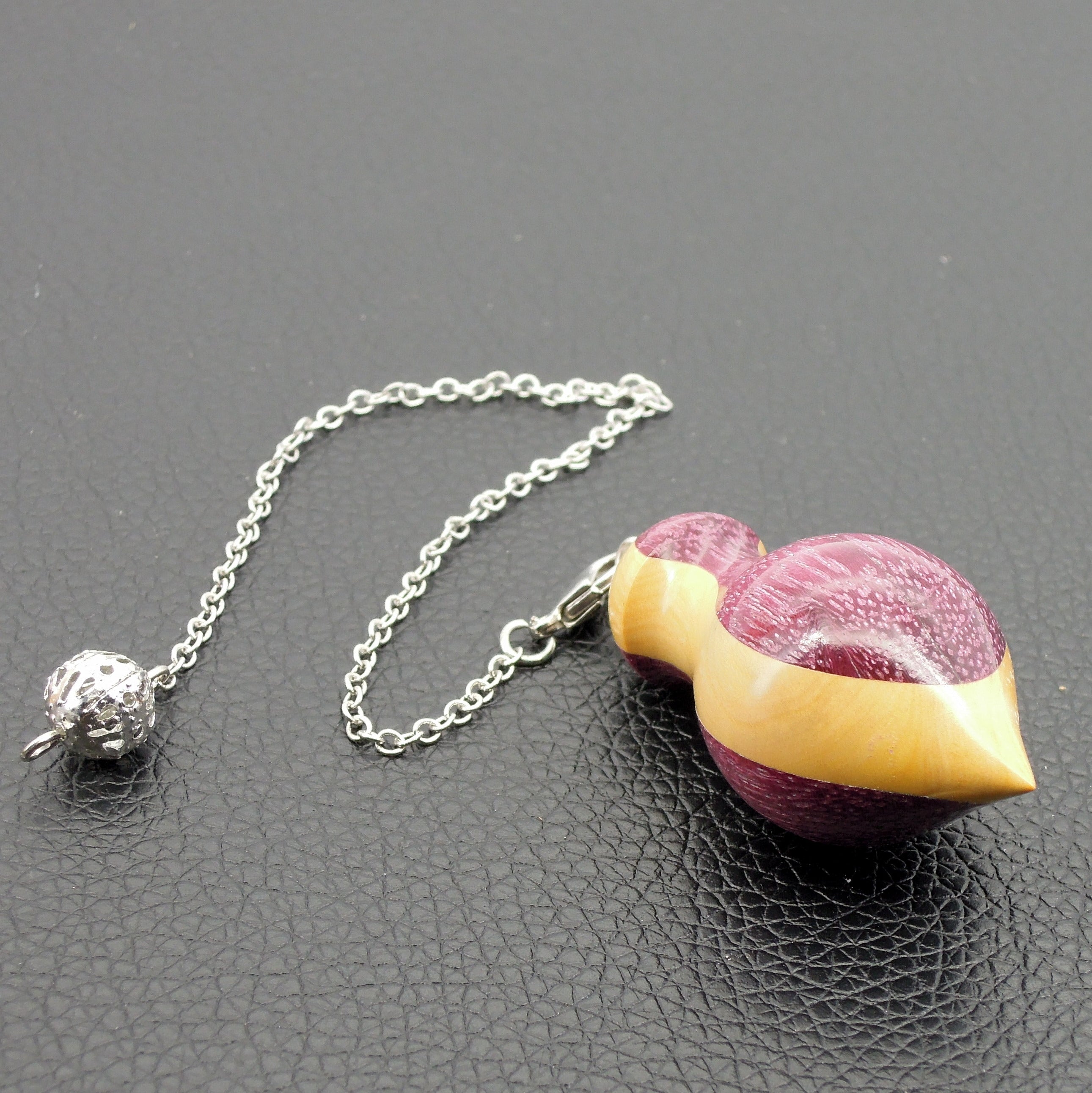 Pendule artisanal de radiesthésie en amarante et buis avec chainette.