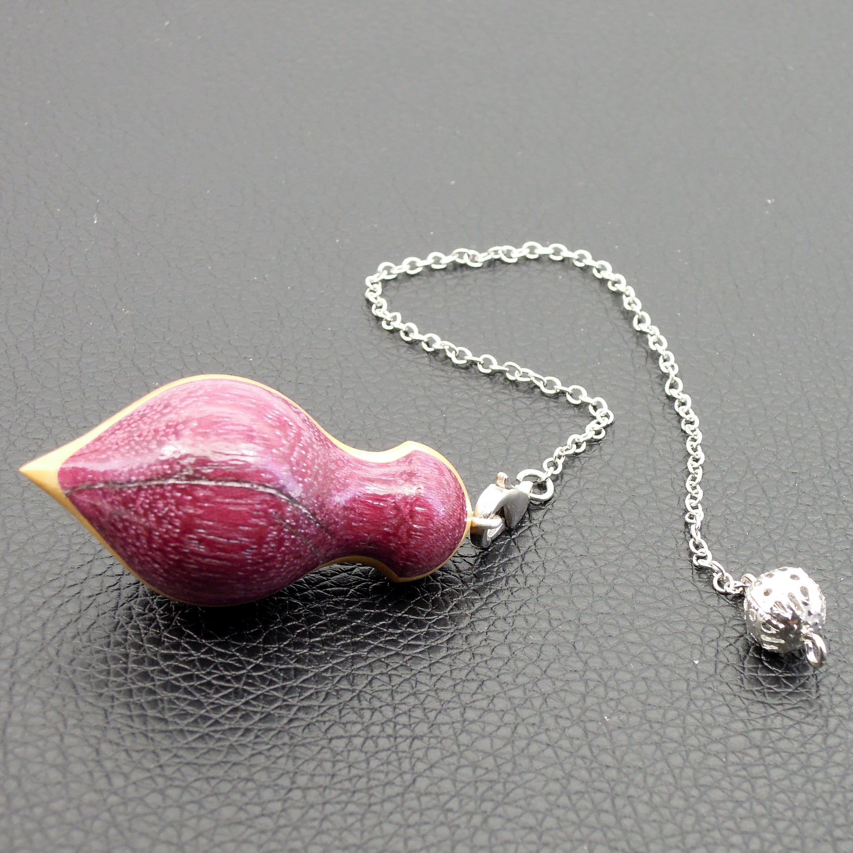 Pendule artisanal de radiesthésie en amarante et buis avec chainette.