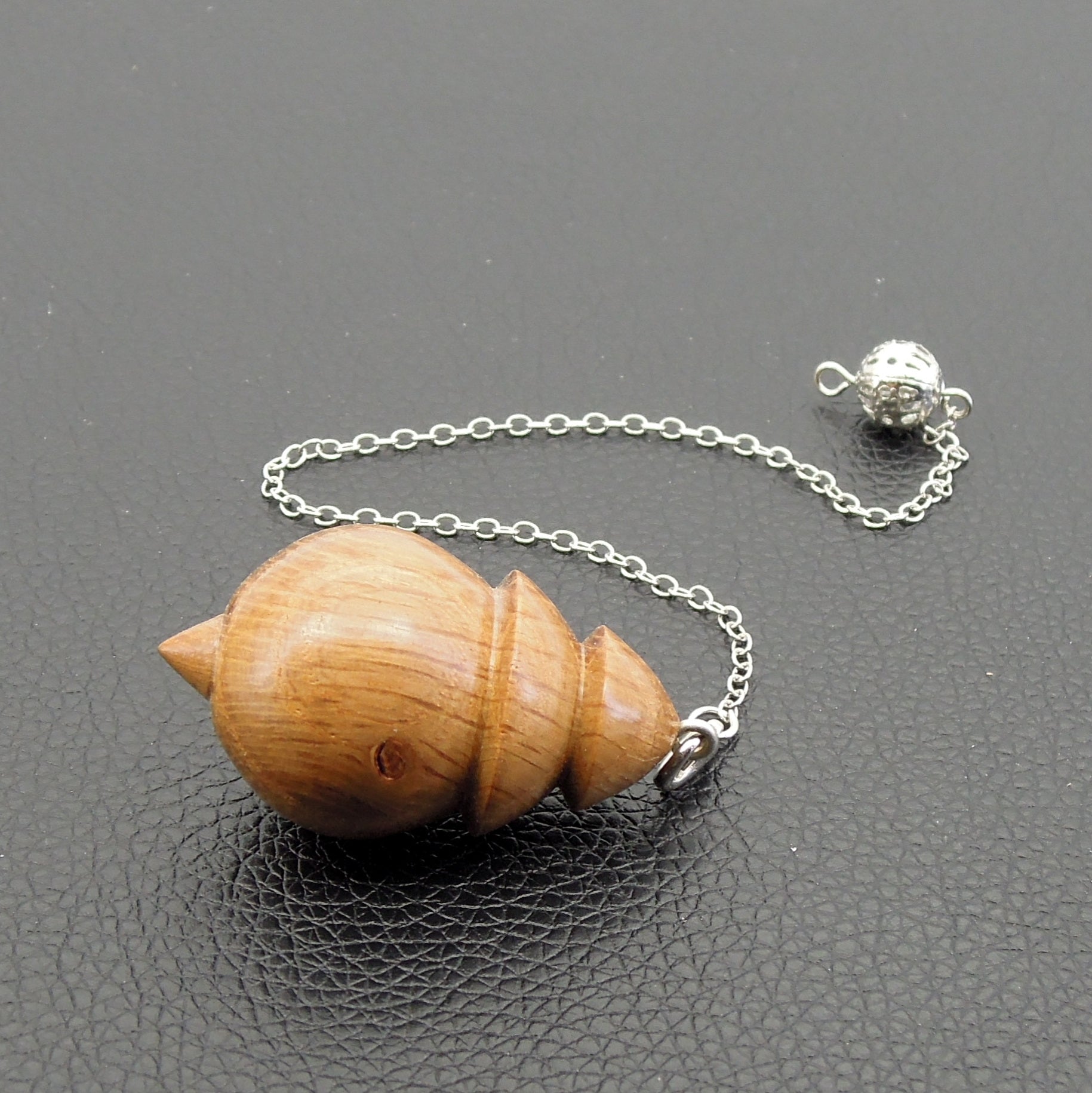 Pendule artisanal divinatoire de radiesthésie en chêne avec chainette.