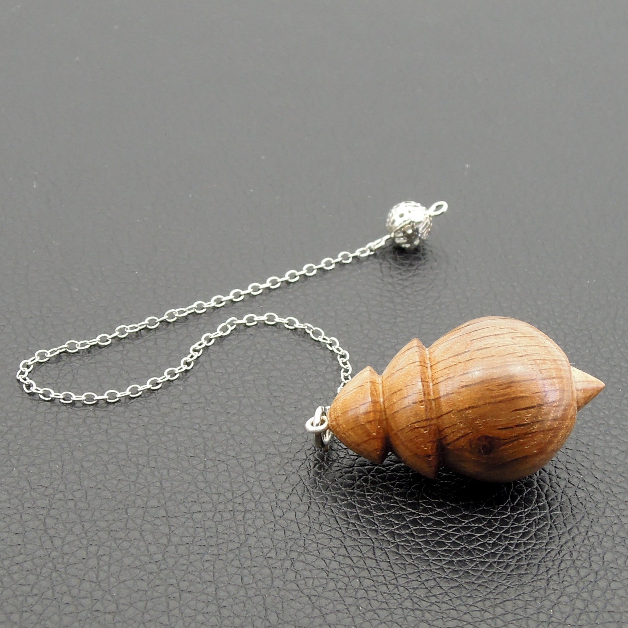 Pendule artisanal divinatoire de radiesthésie en chêne avec chainette.