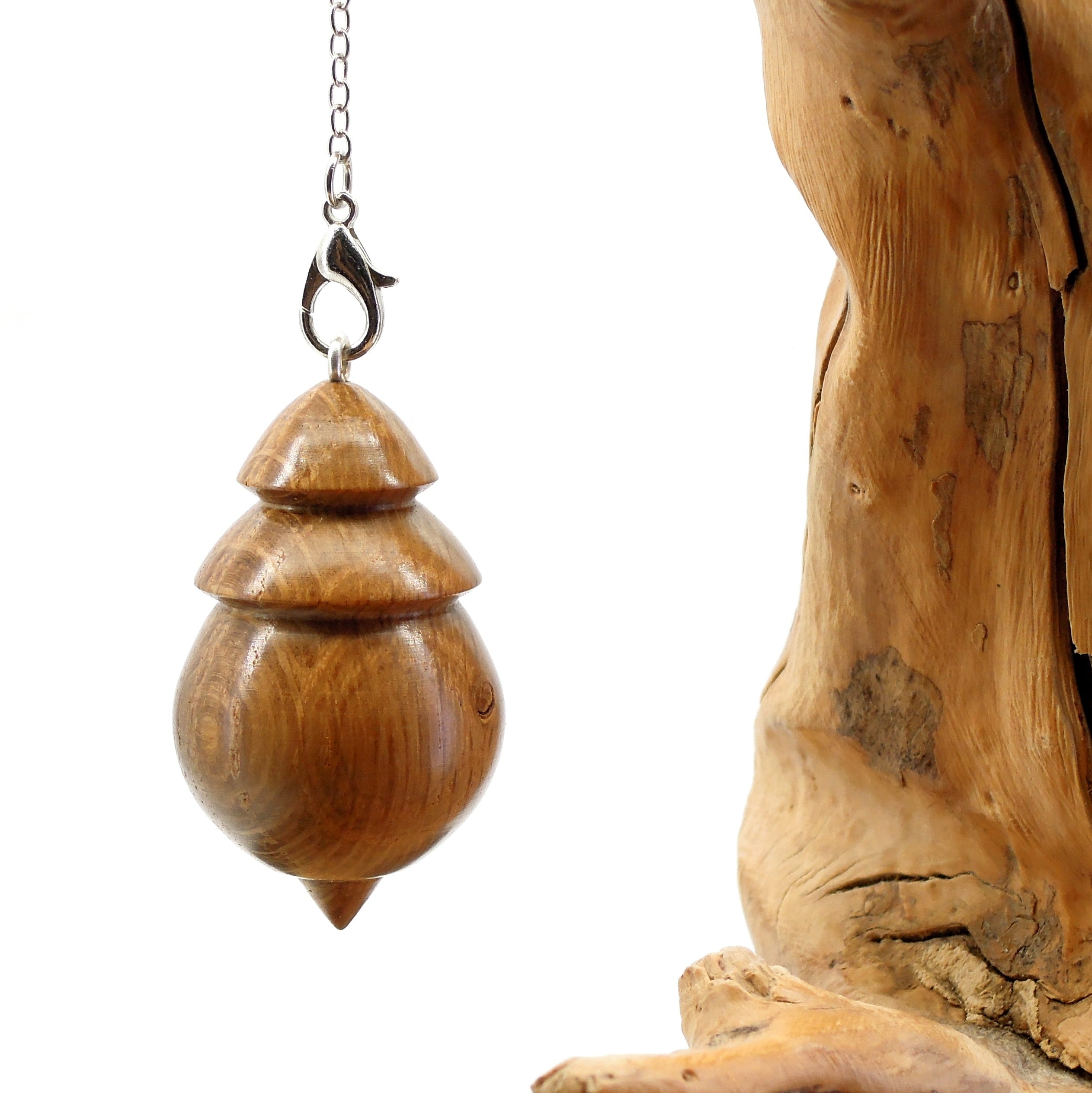 Pendule artisanal divinatoire de radiesthésie en chêne avec chainette.