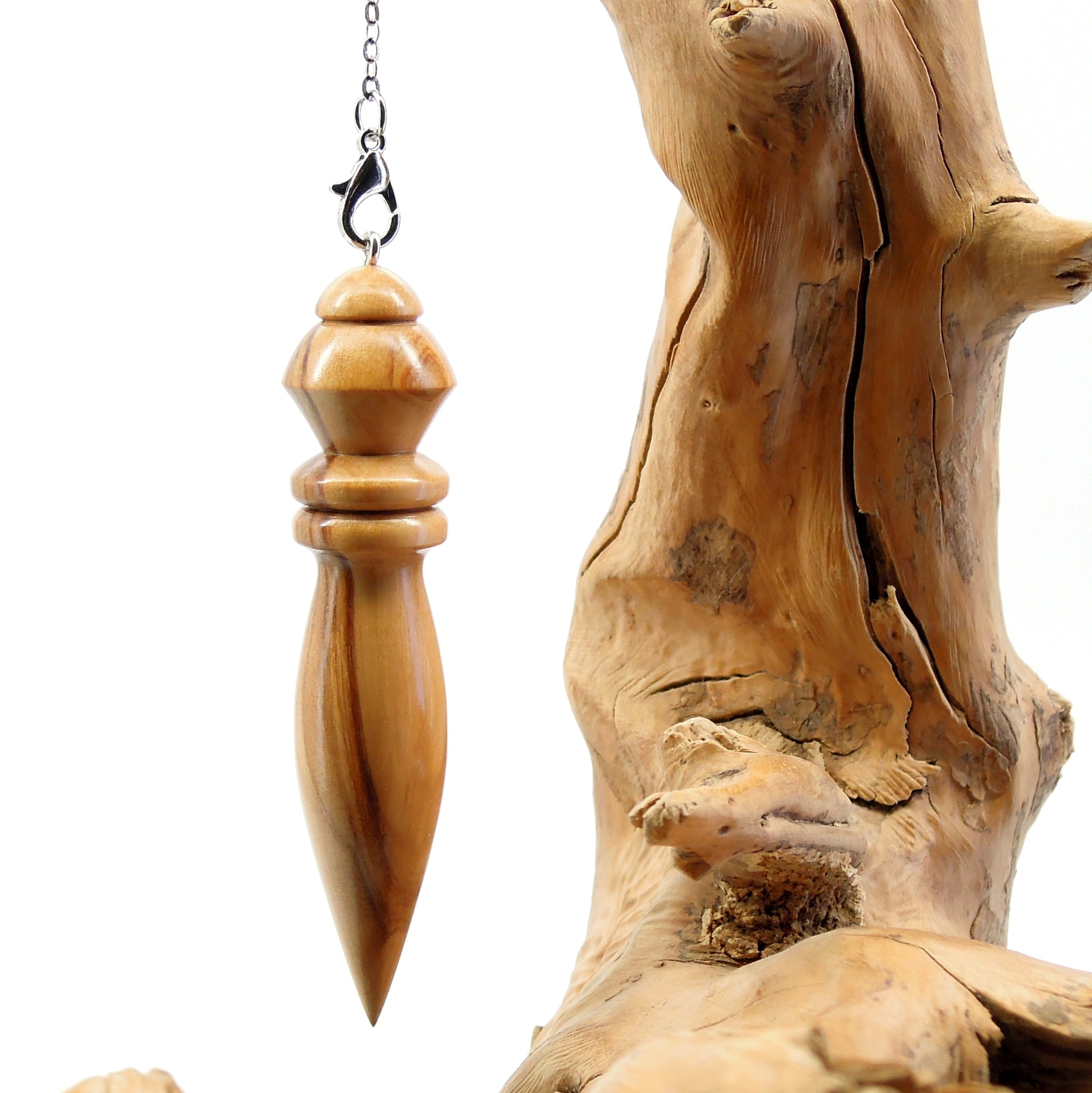 Pendule artisanal divinatoire en olivier avec chainette..