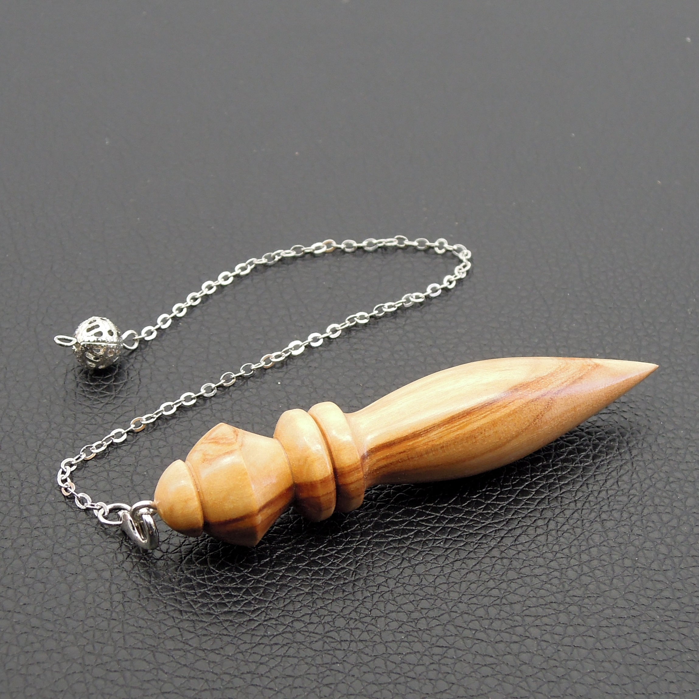 Pendule artisanal divinatoire en olivier avec chainette..