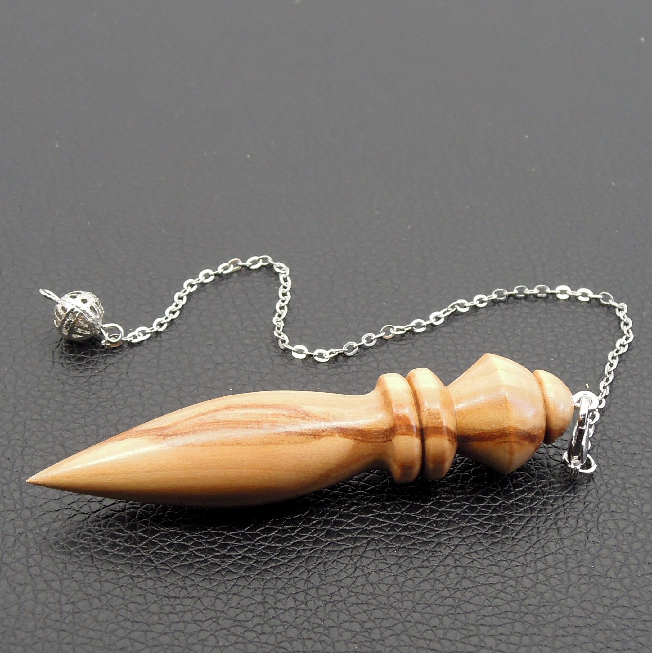 Pendule artisanal divinatoire en olivier avec chainette..