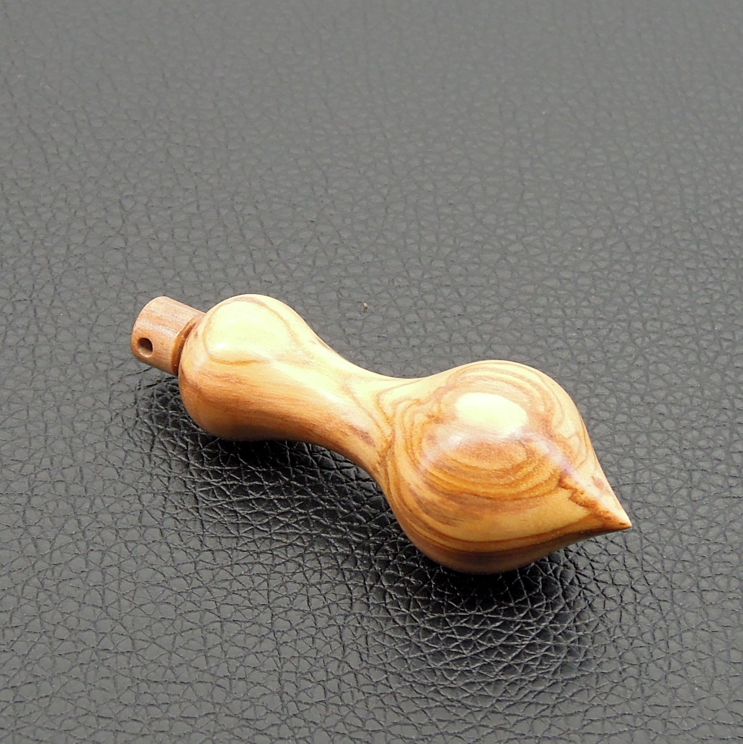 Pendule artisanal divinatoire en olivier avec oeilleton