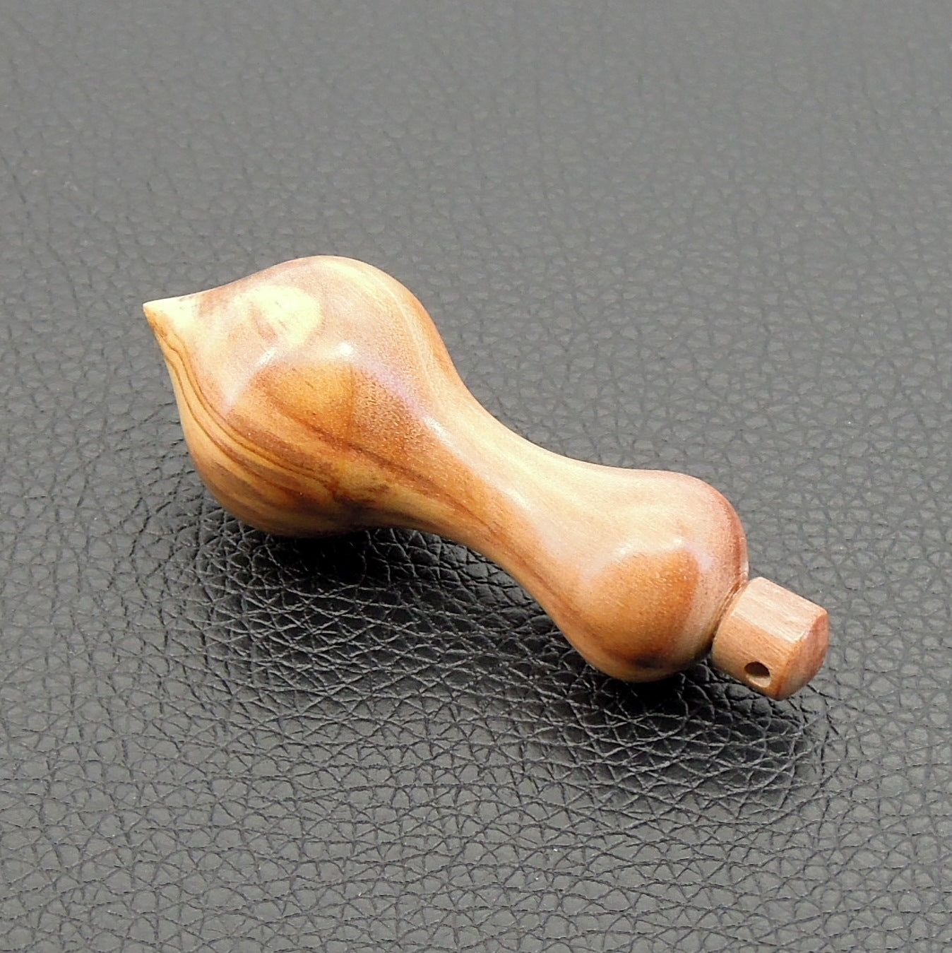 Pendule artisanal divinatoire en olivier avec oeilleton