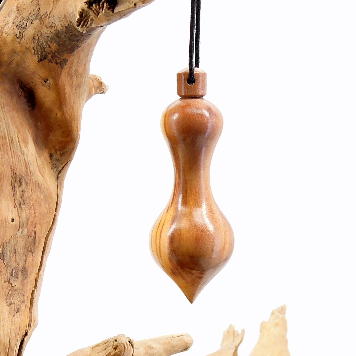 Pendule artisanal divinatoire en olivier avec oeilleton