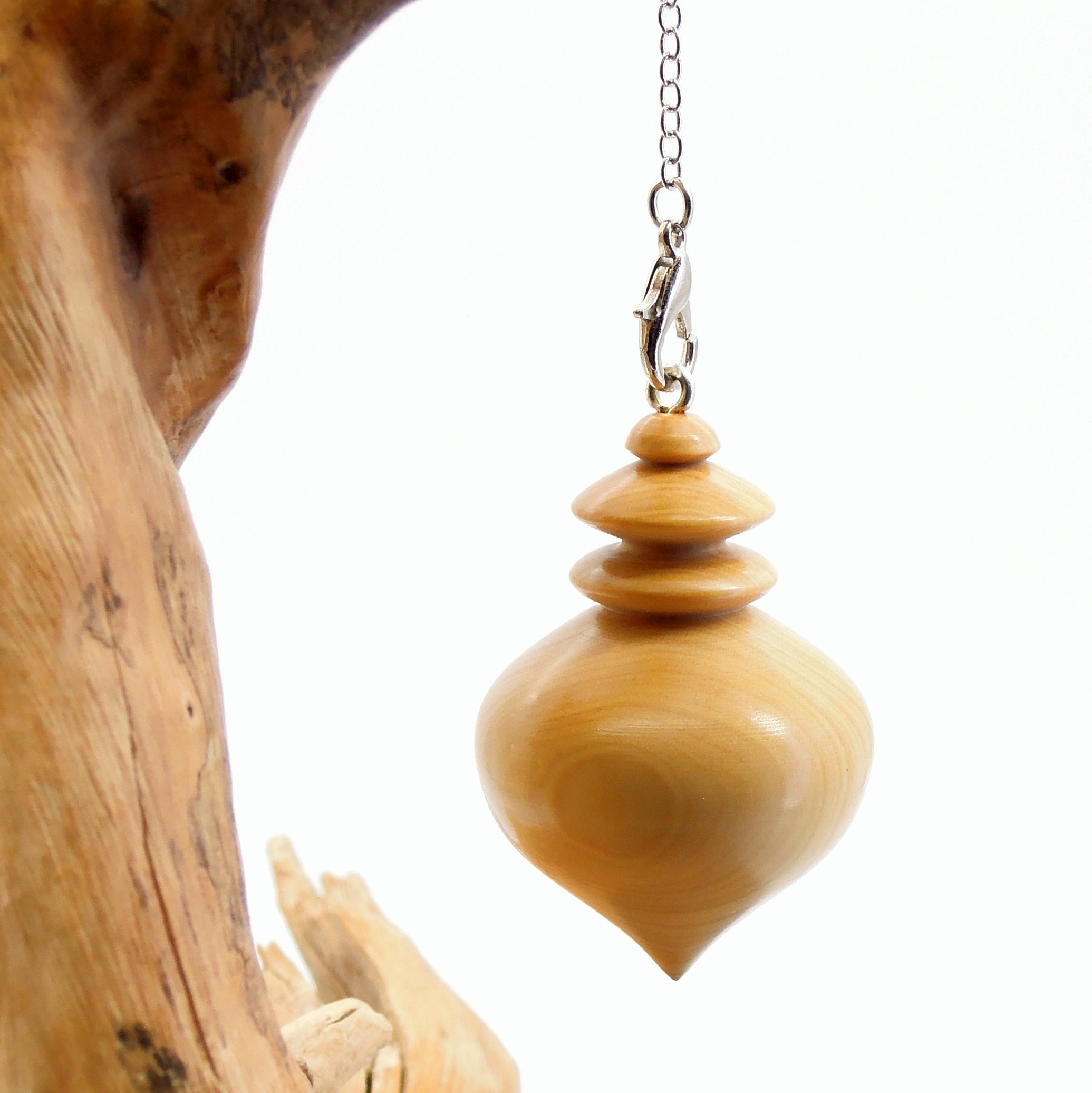 Pendule artisanal de radiesthésie en buis avec chainette..