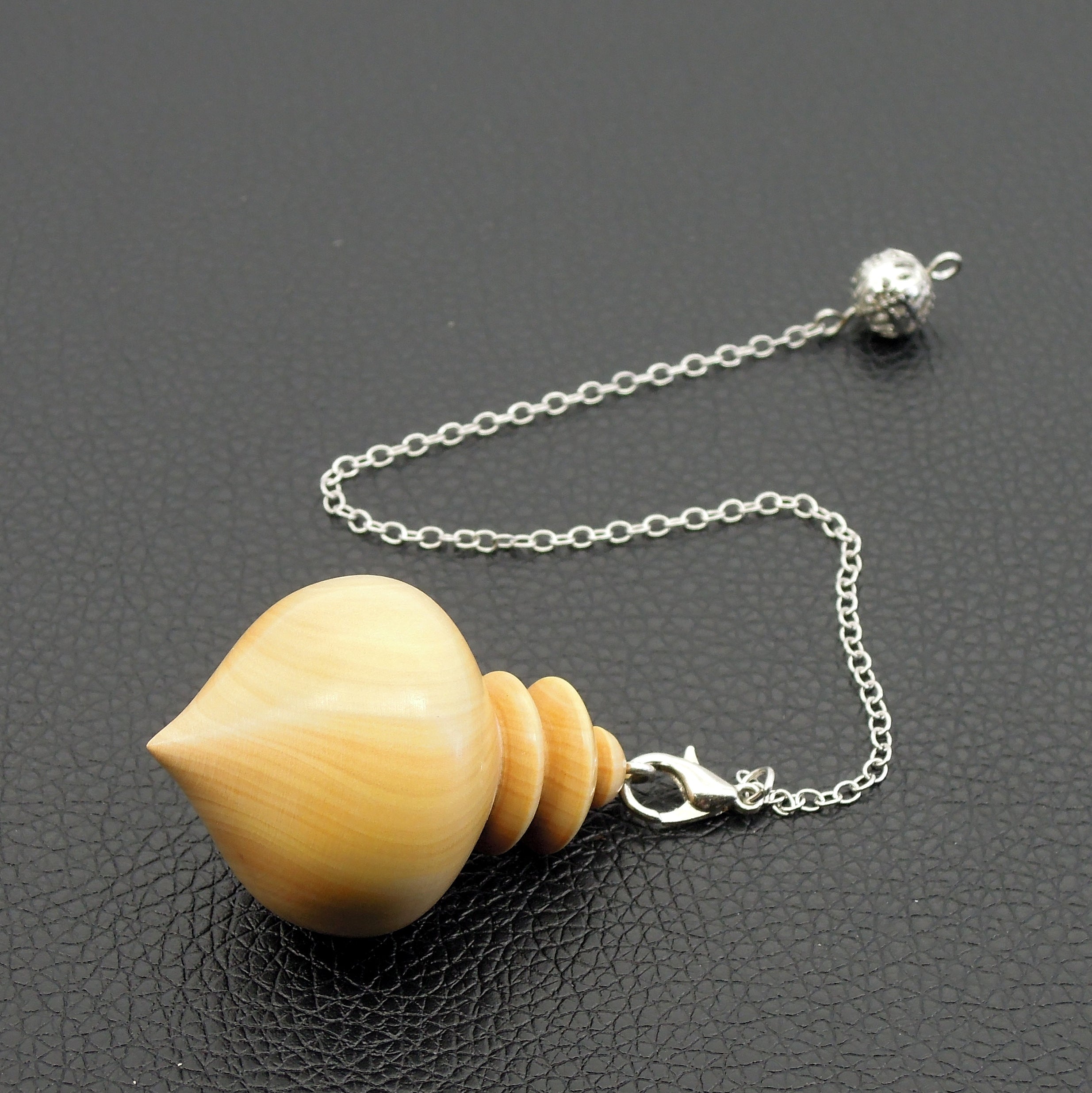 Pendule artisanal de radiesthésie en buis avec chainette..