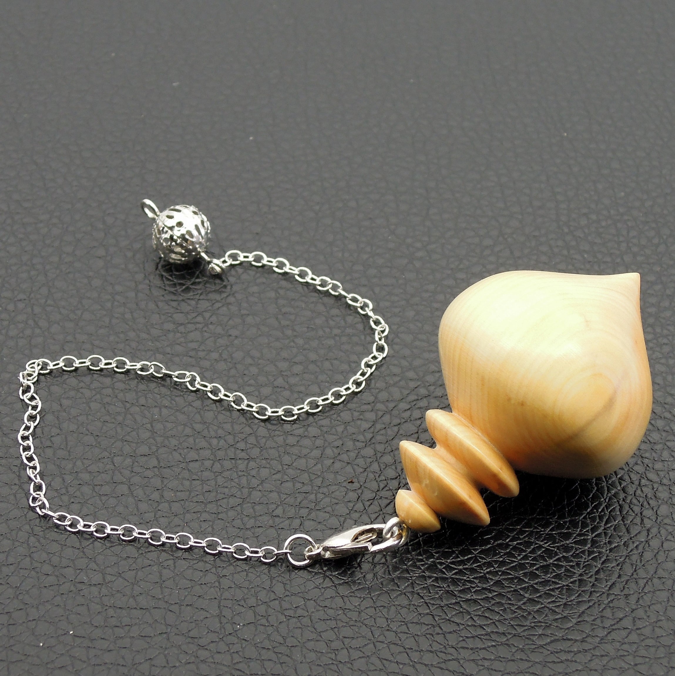 Pendule artisanal de radiesthésie en buis avec chainette..