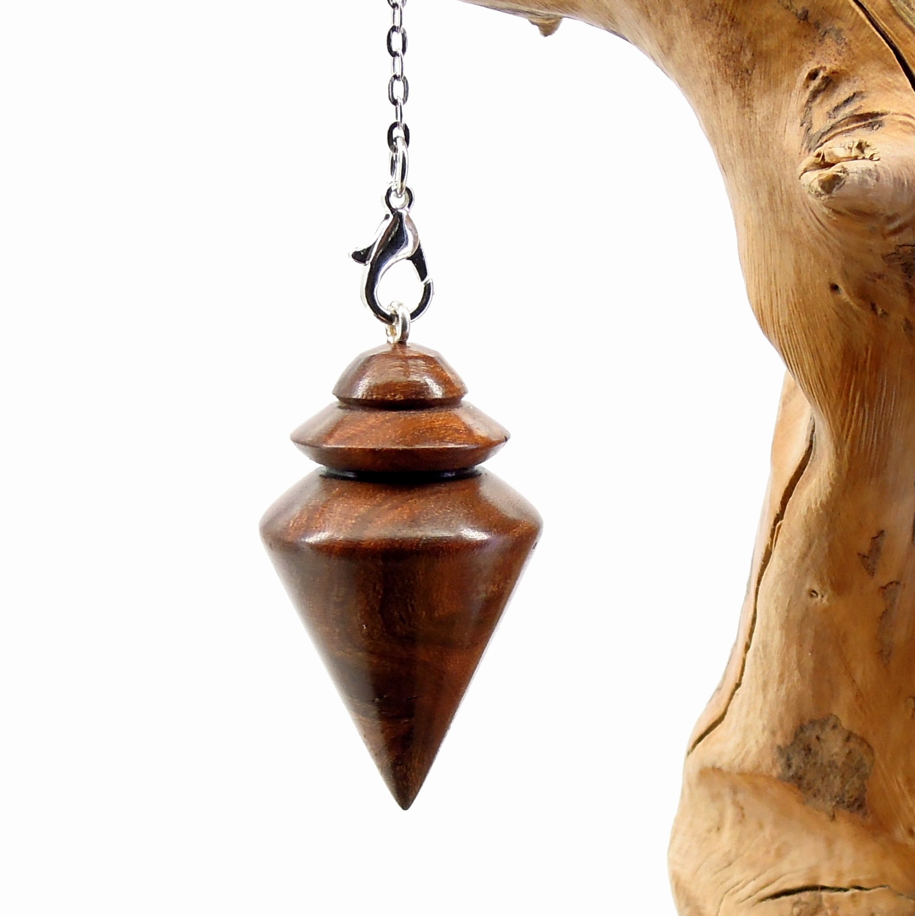 Pendule artisanal de radiesthésie en orme avec chainette.