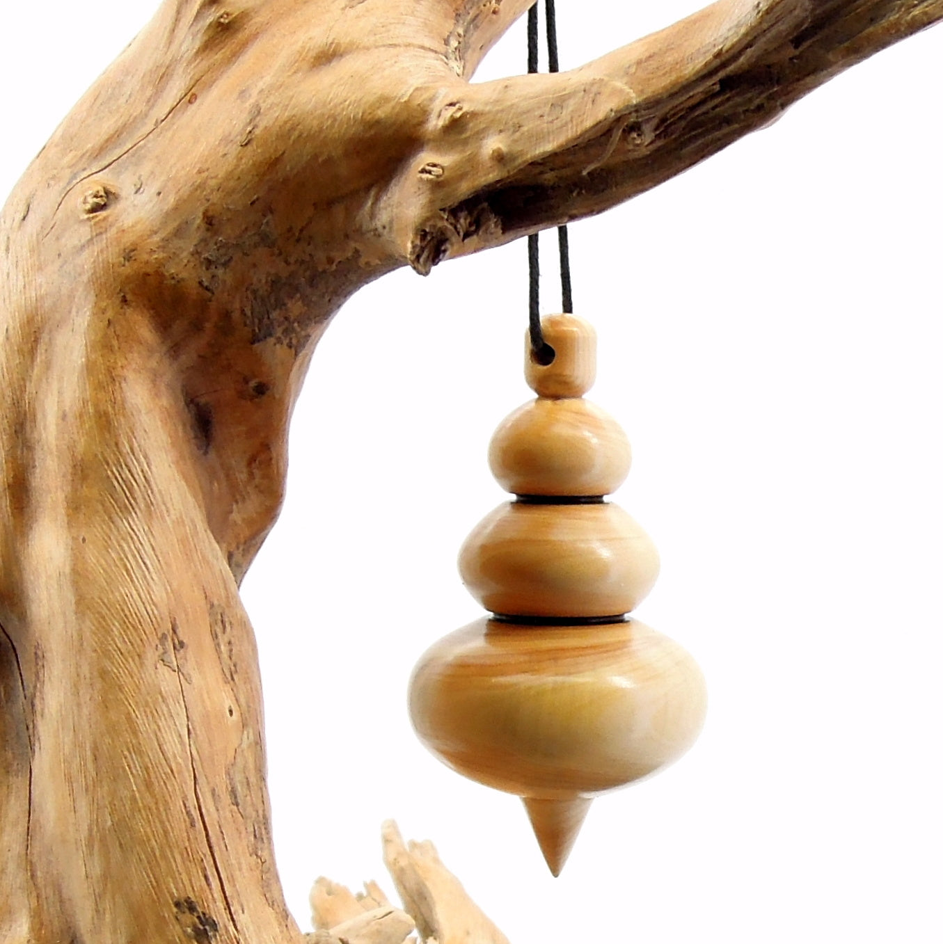 Grand pendule artisanal de radiesthésie en buis avec oeilleton.