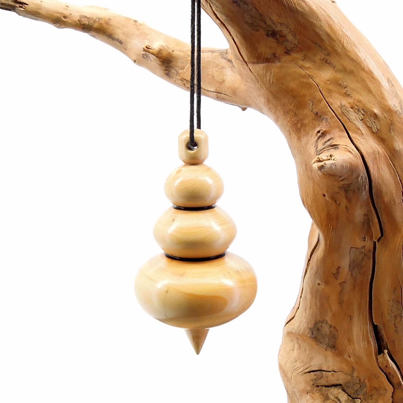 Grand pendule artisanal de radiesthésie en buis avec oeilleton.