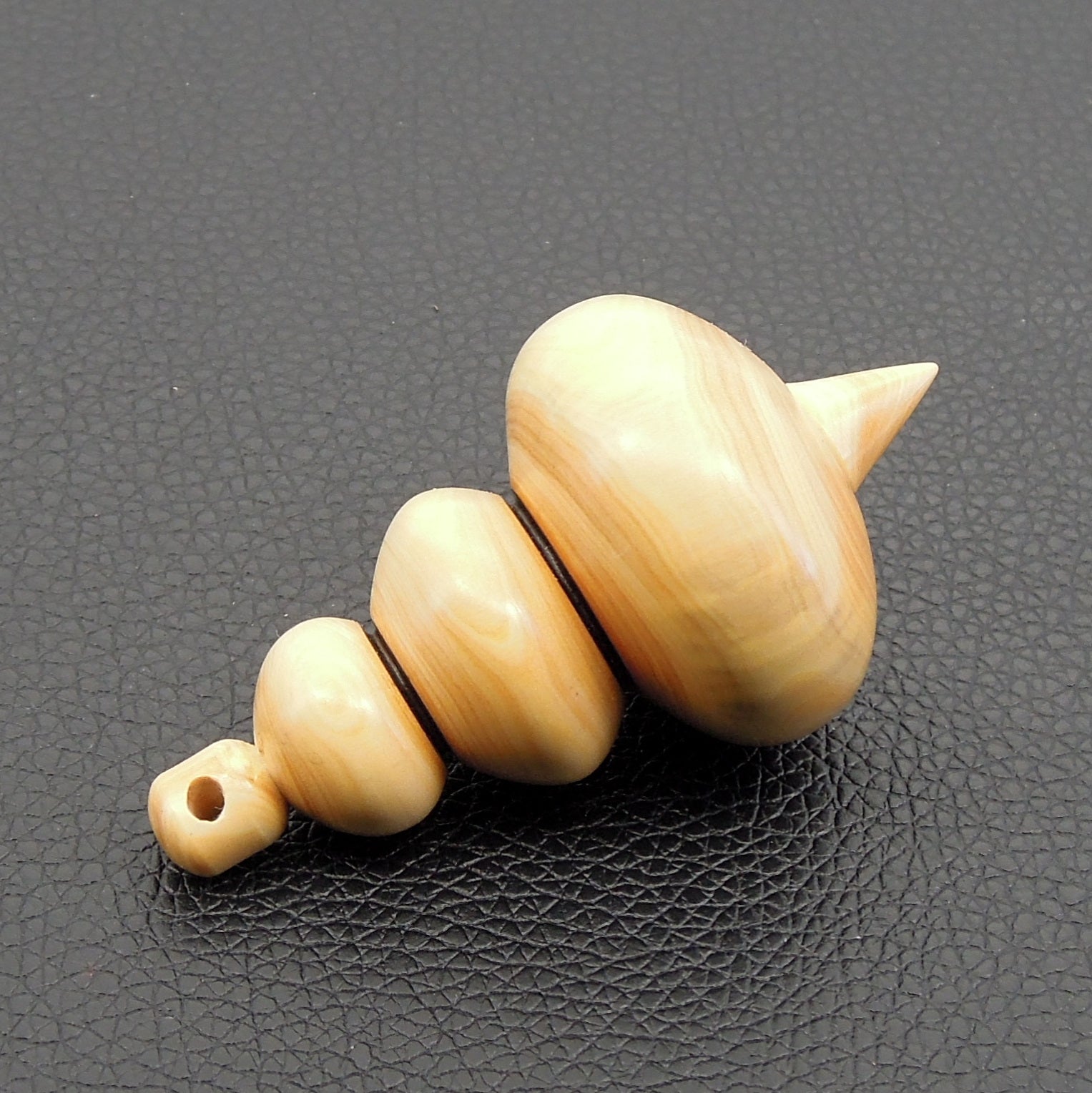 Grand pendule artisanal de radiesthésie en buis avec oeilleton.