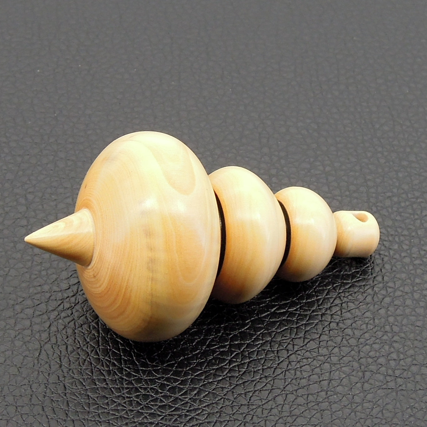 Grand pendule artisanal de radiesthésie en buis avec oeilleton.