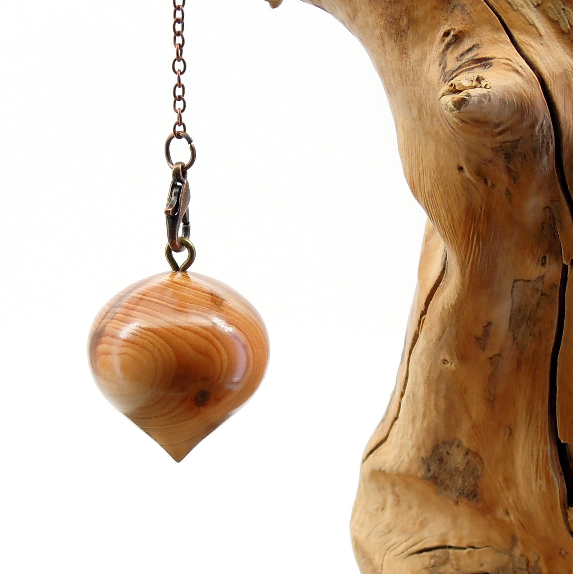 Pendule artisanal divinatoire en if avec chainette.