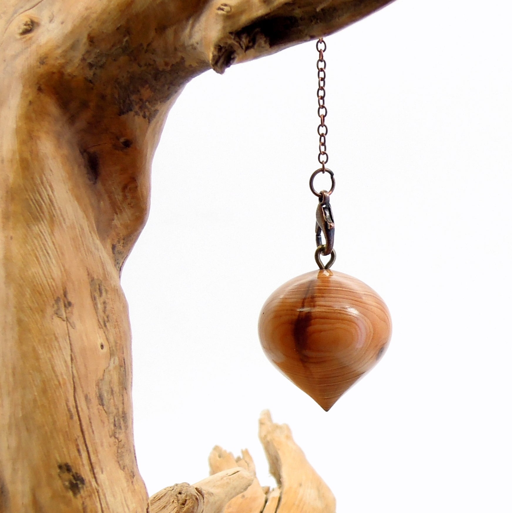 Pendule artisanal divinatoire en if avec chainette.