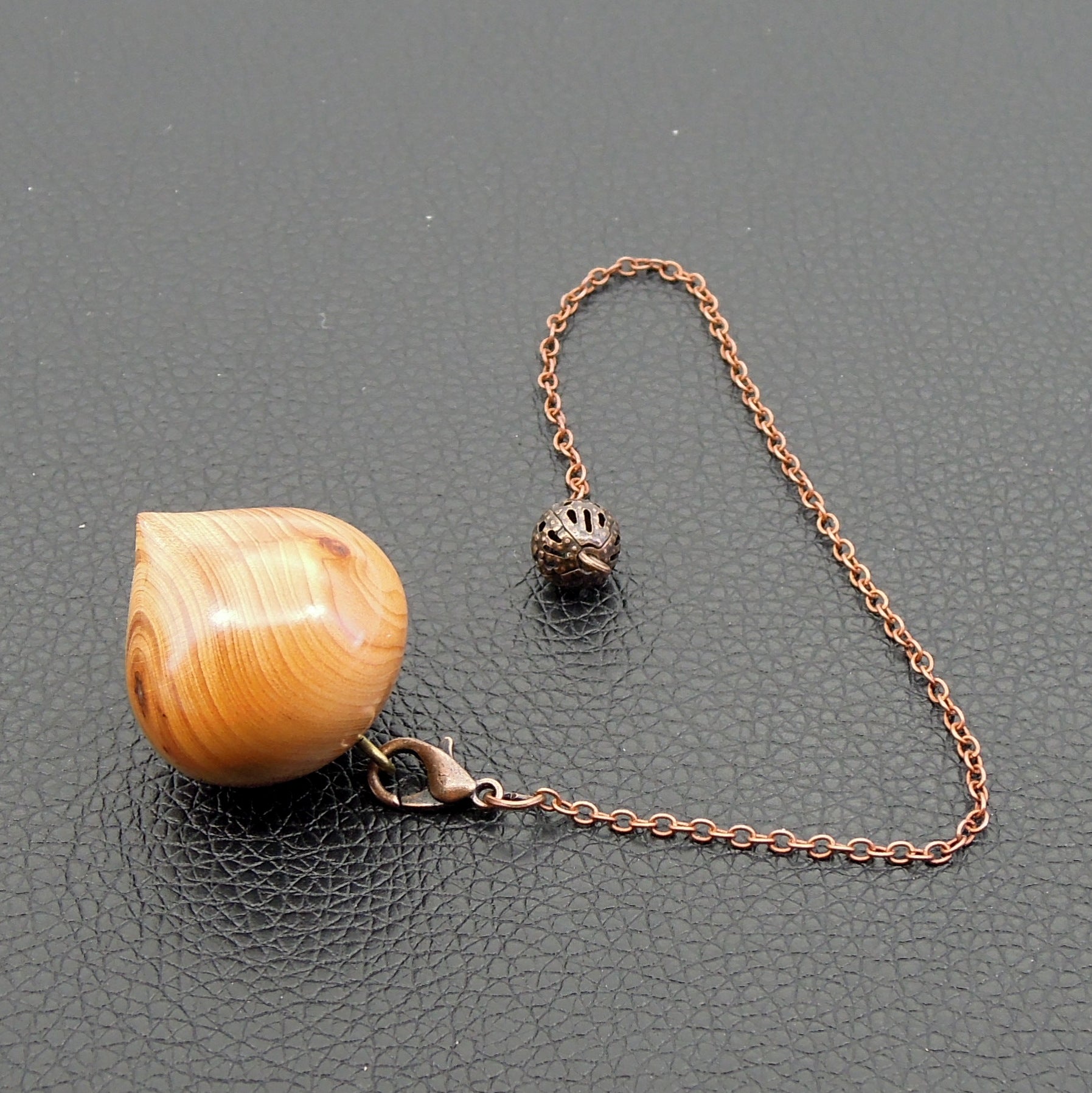 Pendule artisanal divinatoire en if avec chainette.