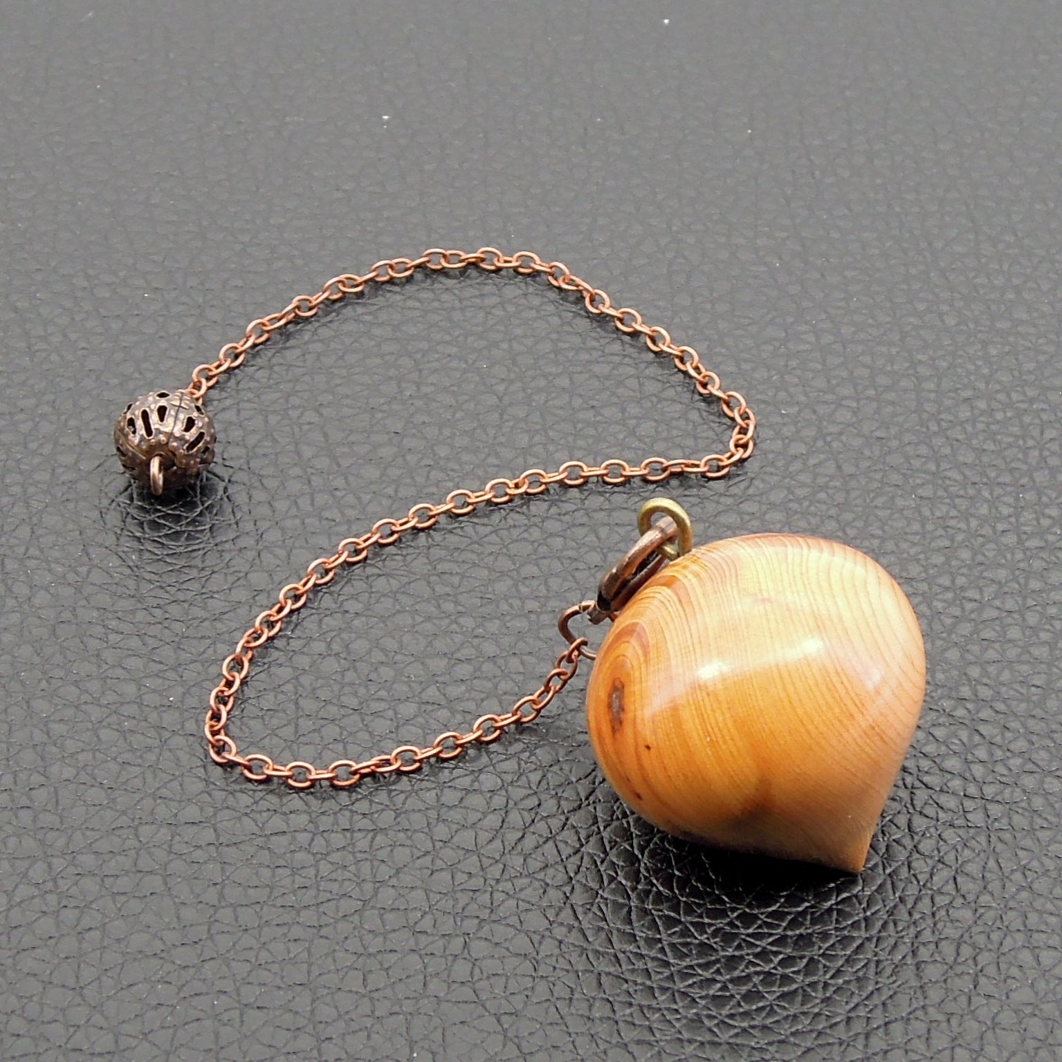 Pendule artisanal divinatoire en if avec chainette.