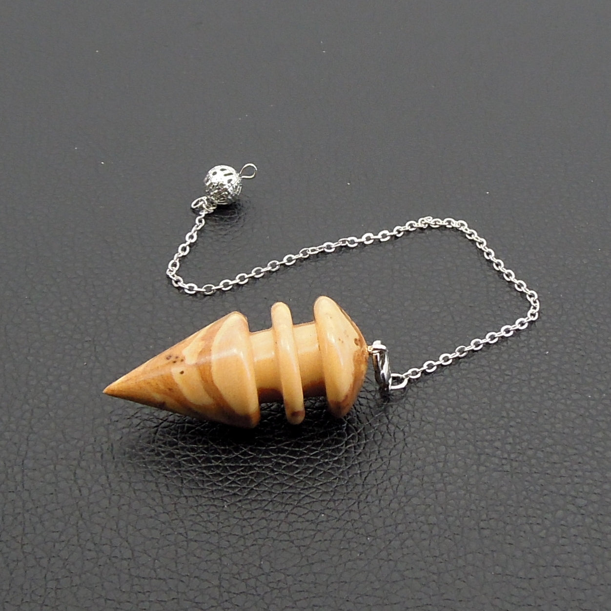 Pendule artisanal divinatoire en olivier avec chainette..