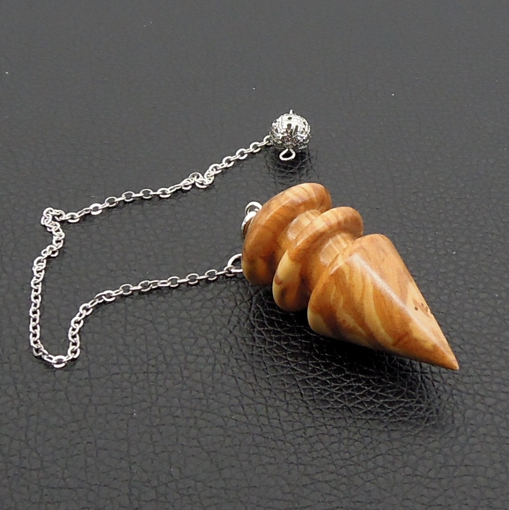 Pendule artisanal divinatoire en olivier avec chainette..