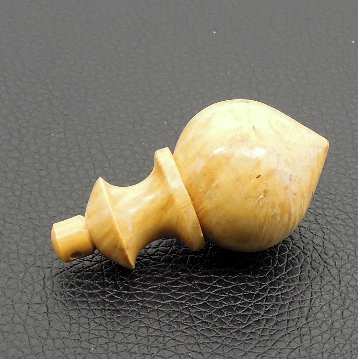 Pendule artisanal de radiesthésie en buis avec oeilleton.