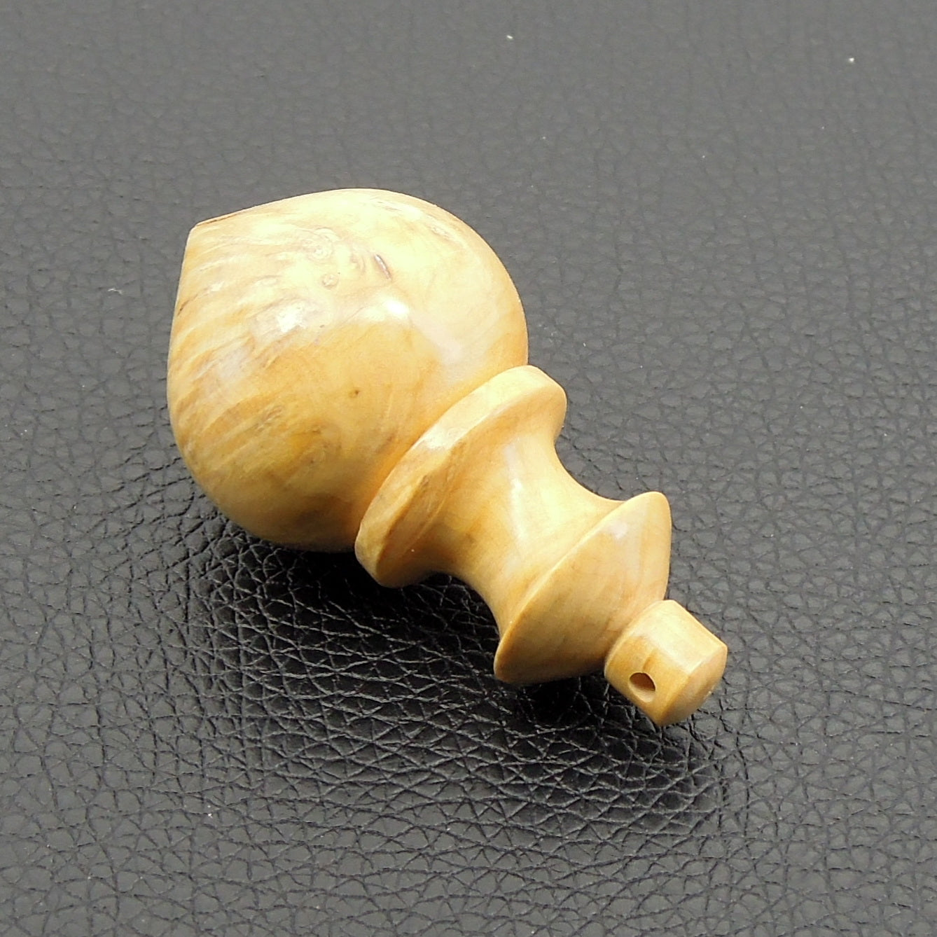 Pendule artisanal de radiesthésie en buis avec oeilleton.