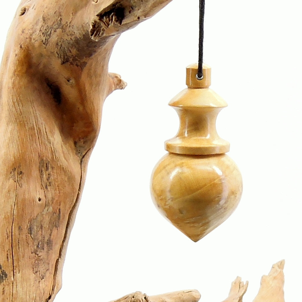 Pendule artisanal de radiesthésie en buis avec oeilleton.