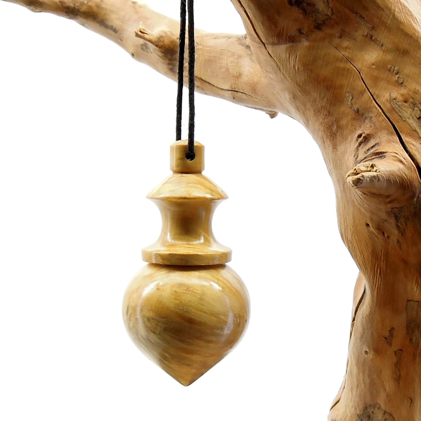 Pendule artisanal de radiesthésie en buis avec oeilleton.