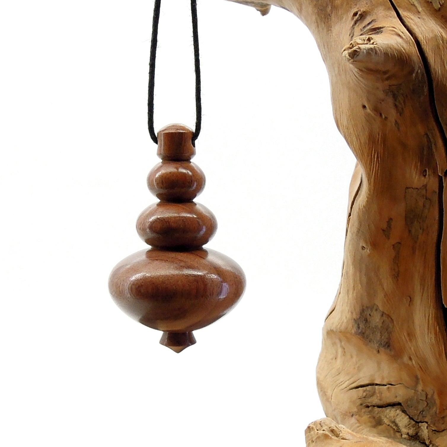 Pendule artisanal de radiesthésie en palissandre santos avec oeilleton.