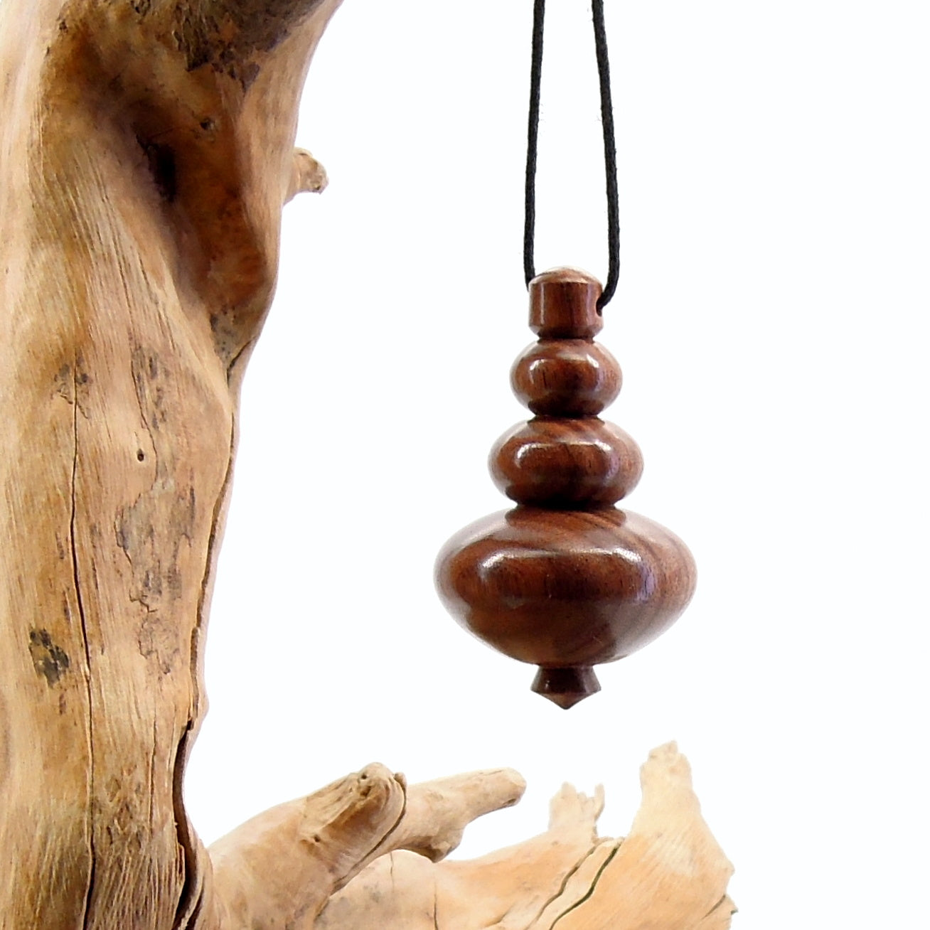 Pendule artisanal de radiesthésie en palissandre santos avec oeilleton.