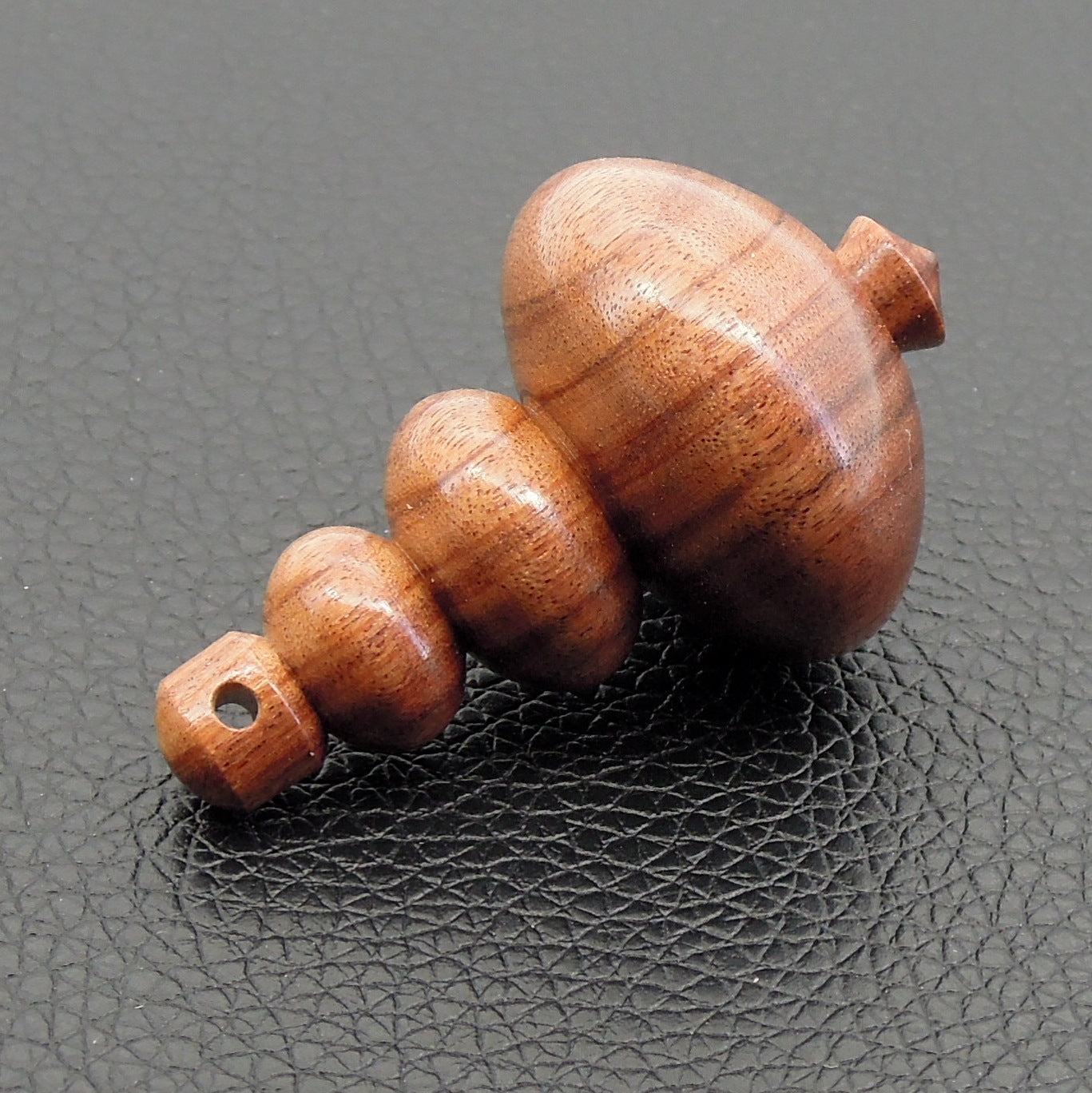 Pendule artisanal de radiesthésie en palissandre santos avec oeilleton.