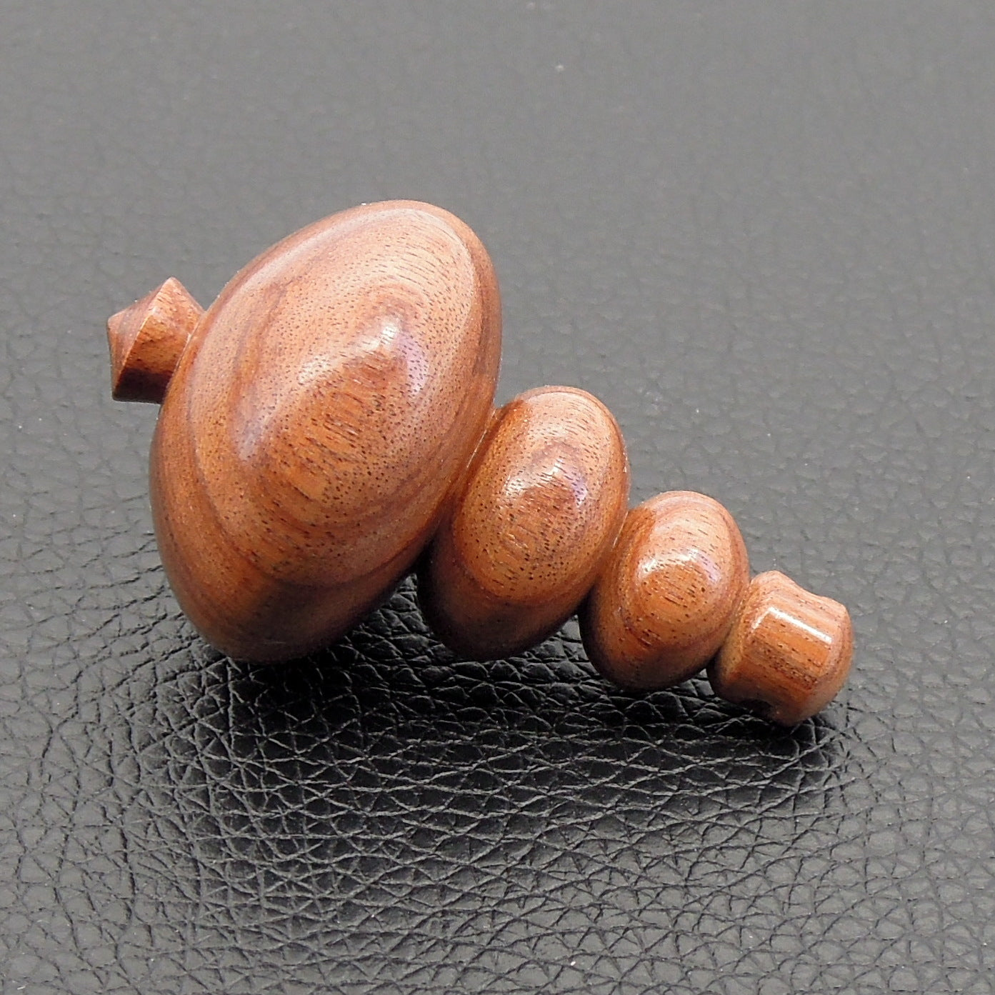 Pendule artisanal de radiesthésie en palissandre santos avec oeilleton.