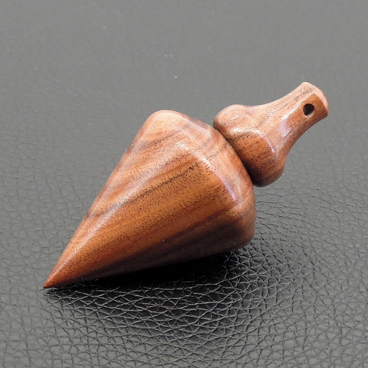 Pendule artisanal de radiesthésie en palissandre santos avec oeilleton.