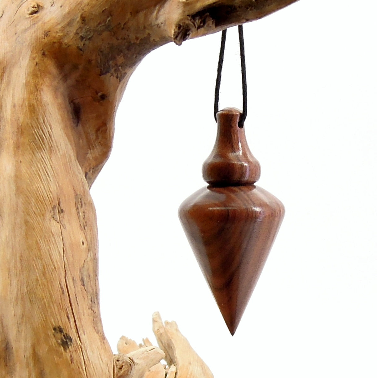 Pendule artisanal de radiesthésie en palissandre santos avec oeilleton.