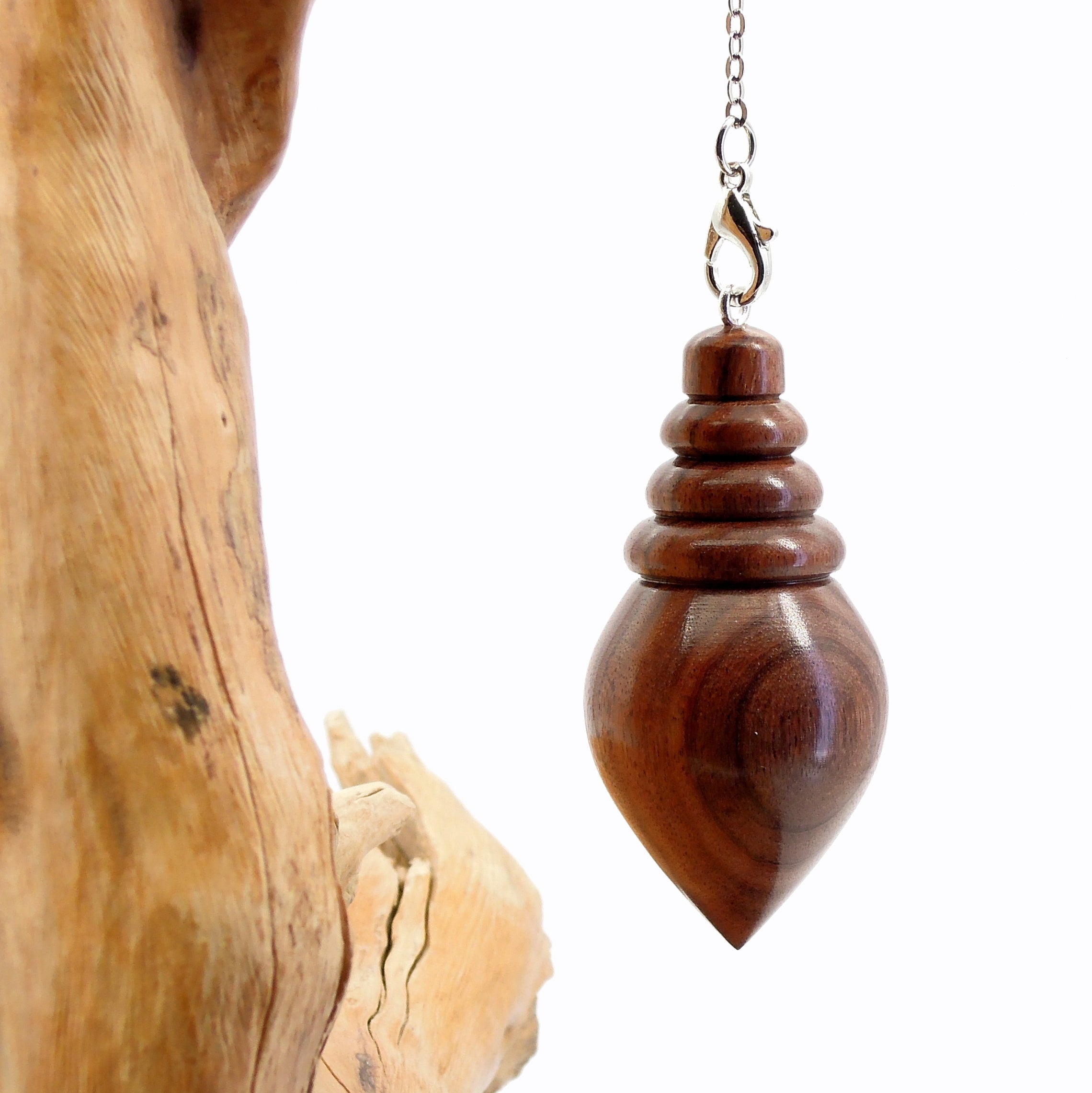 Pendule artisanal de radiesthésie en palissandre santos avec chainette.