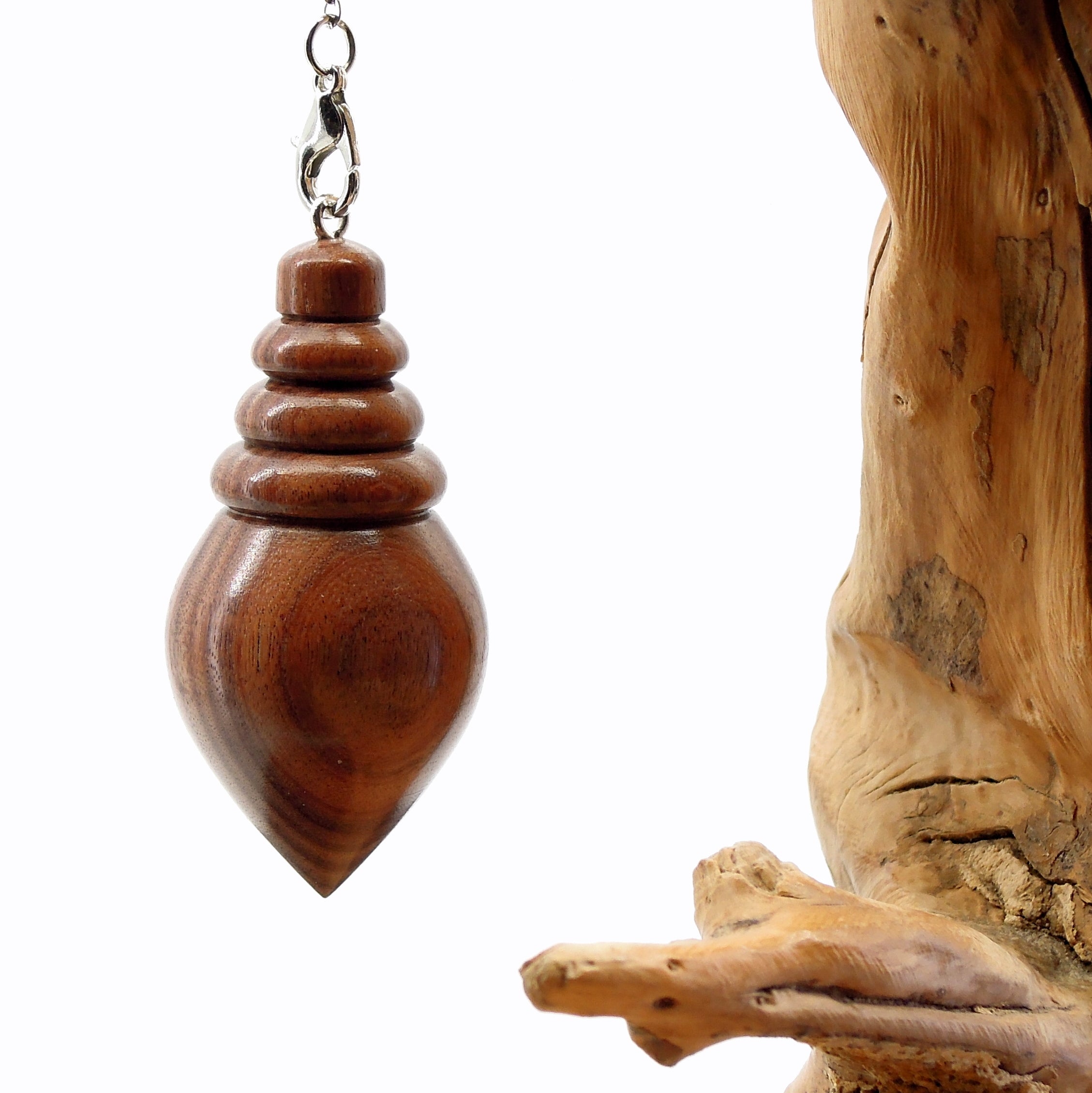 Pendule artisanal de radiesthésie en palissandre santos avec chainette.