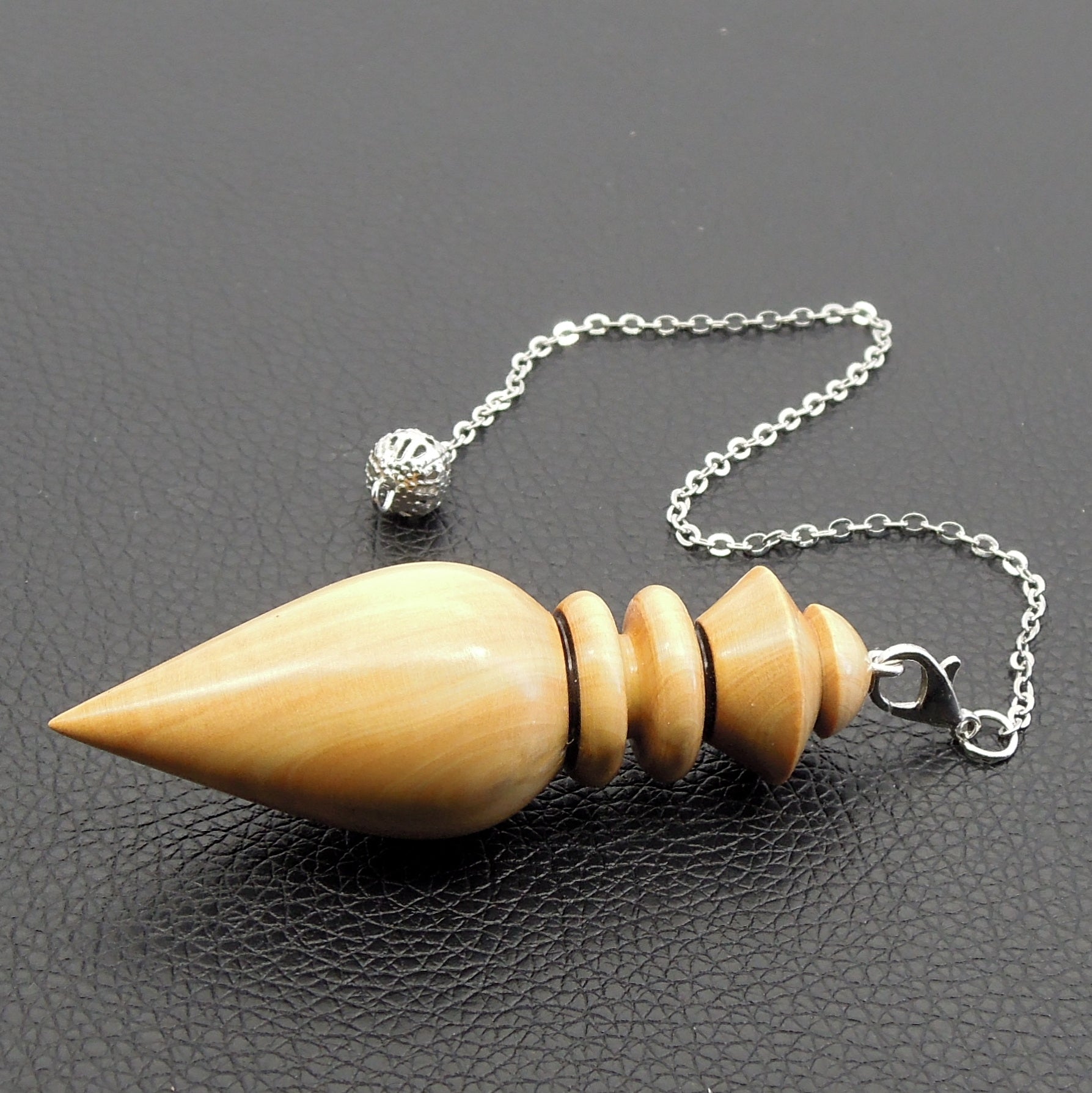 Pendule artisanal de radiesthésie en buis avec chainette.