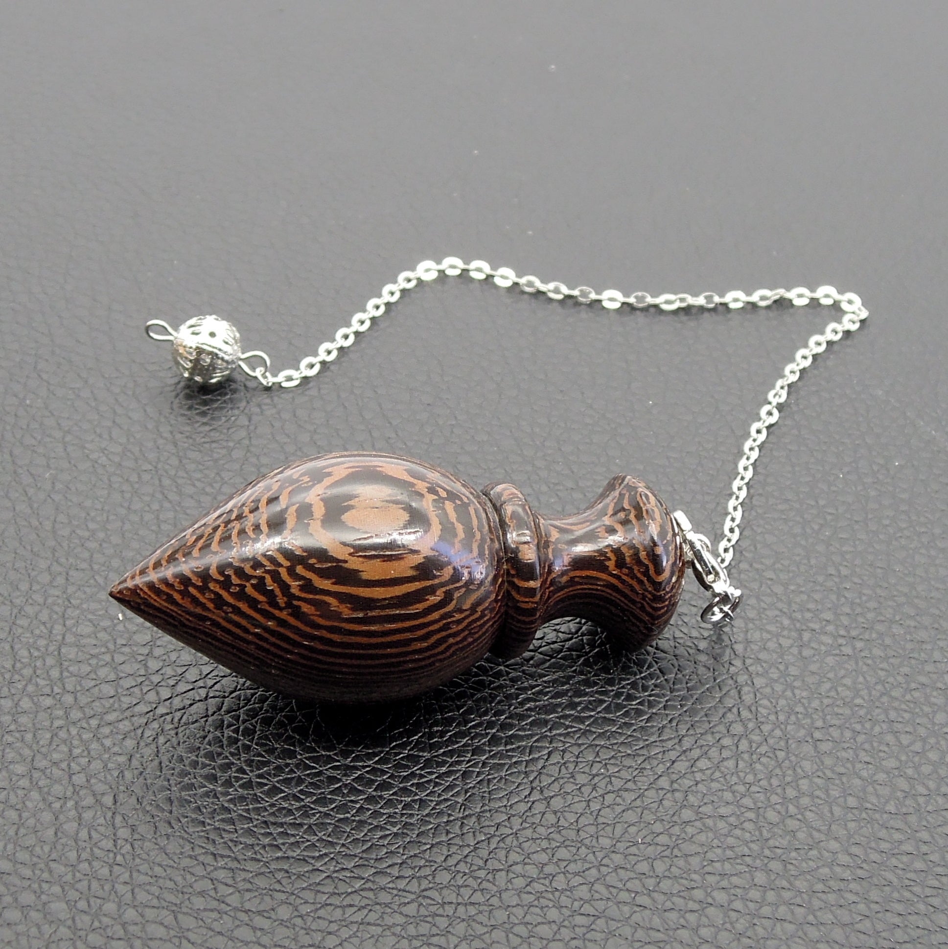 Pendule artisanal de radiesthésie en wenge avec chainette.