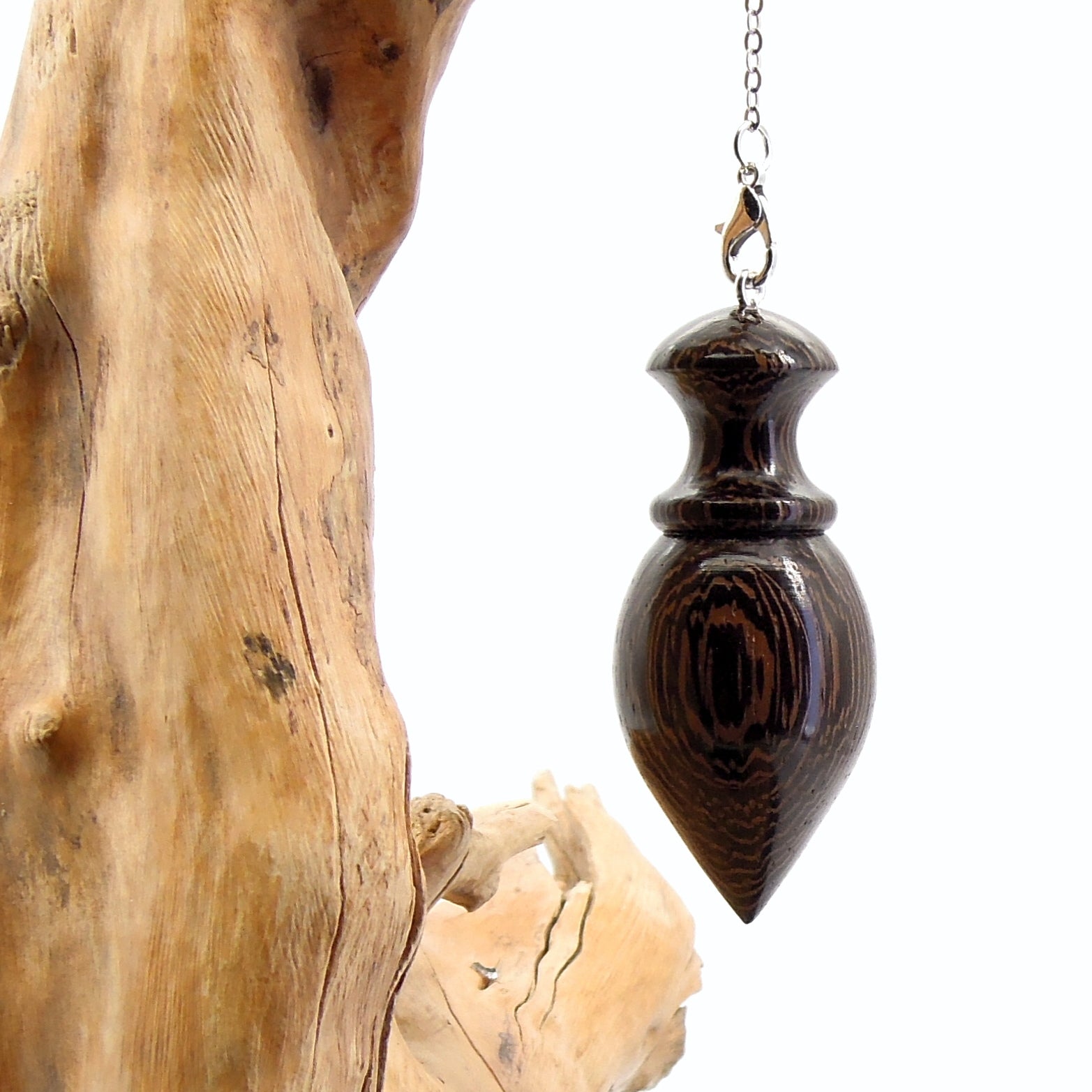 Pendule artisanal de radiesthésie en wenge avec chainette.