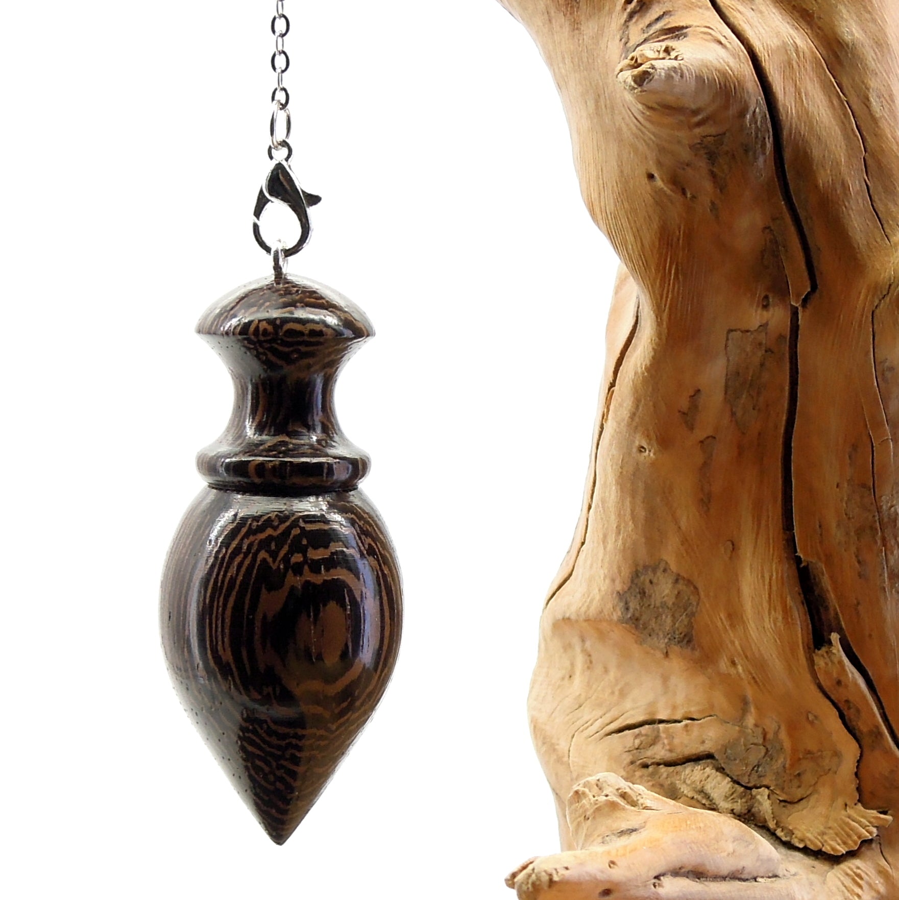 Pendule artisanal de radiesthésie en wenge avec chainette.
