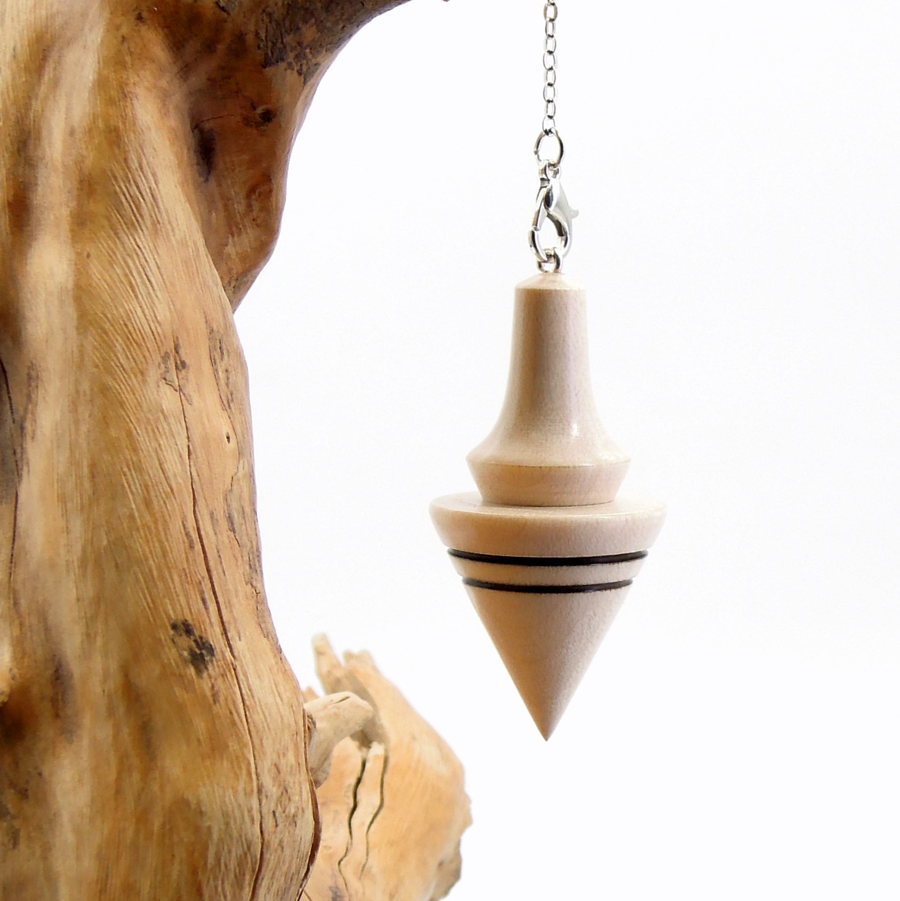 Pendule artisanal de radiesthésie en érable ondé avec chainette.