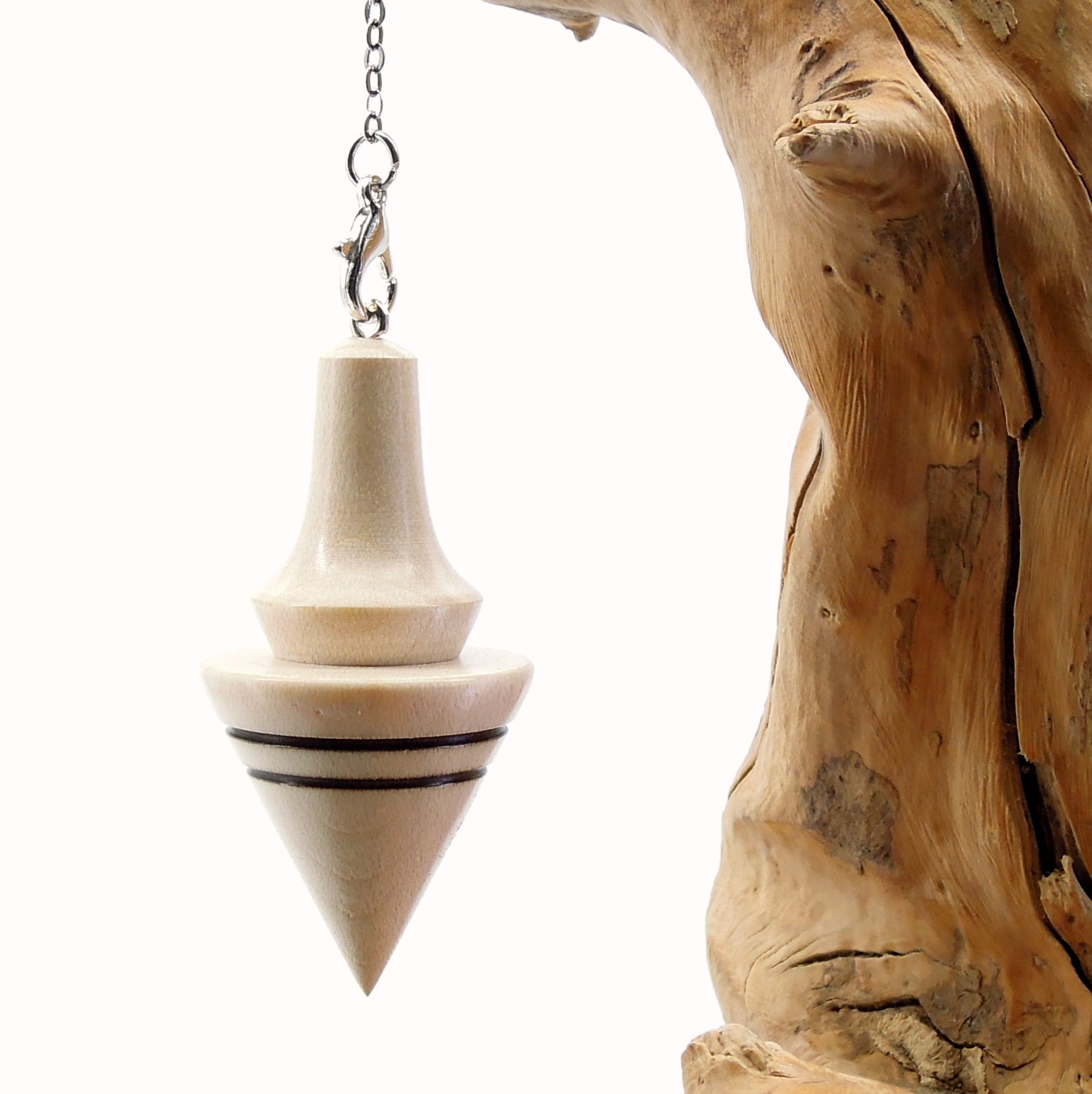 Pendule artisanal de radiesthésie en érable ondé avec chainette.