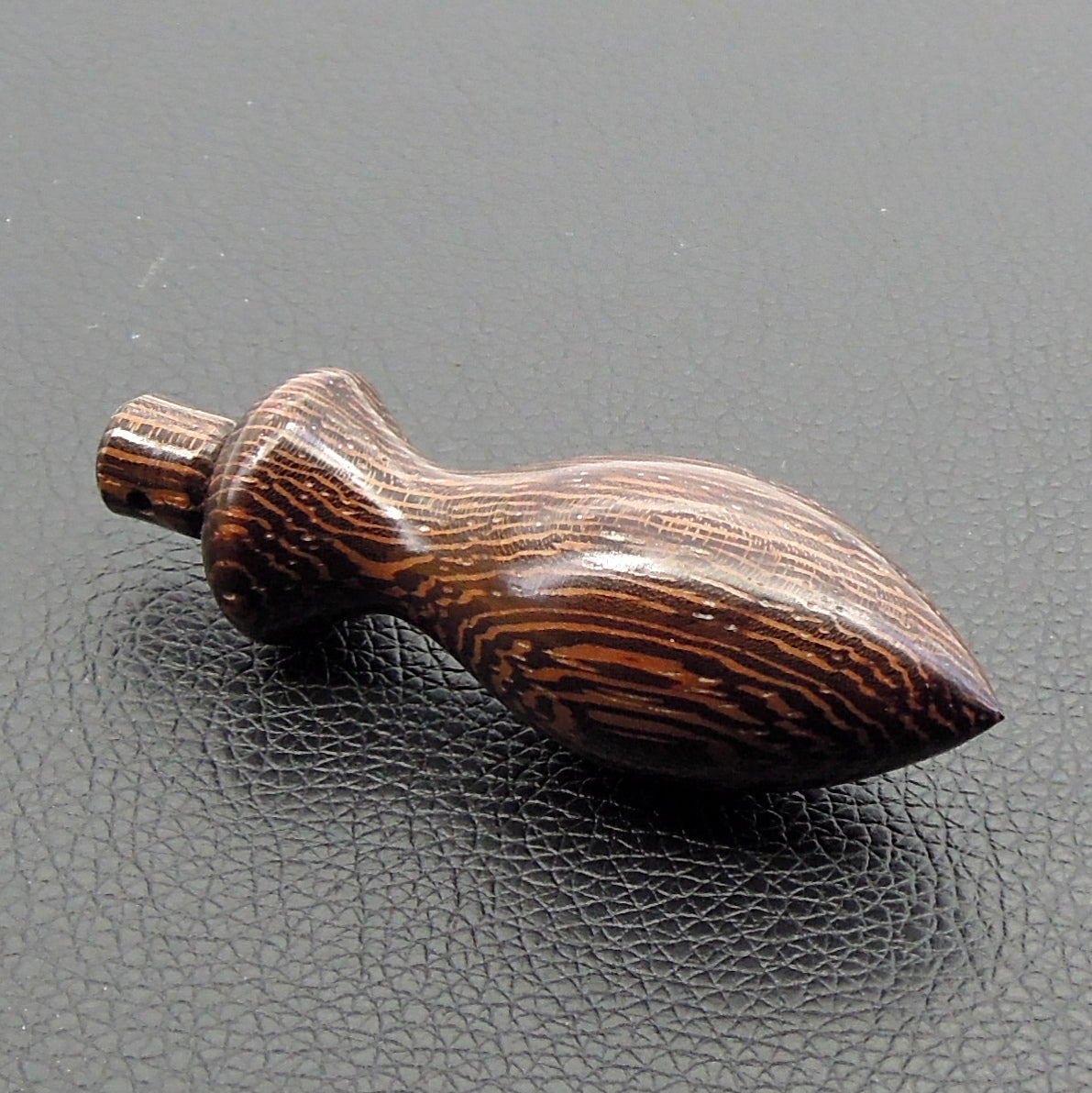 Pendule artisanal de radiesthésie en wenge avec oeilleton.