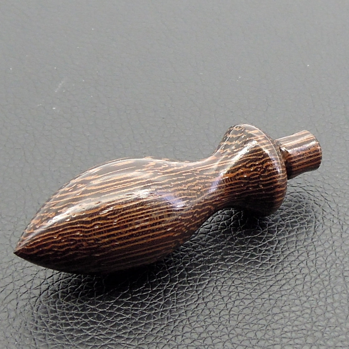 Pendule artisanal de radiesthésie en wenge avec oeilleton.