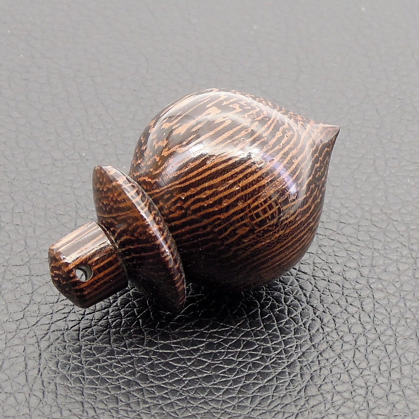 Pendule artisanal de radiesthésie en wenge avec oeilleton.