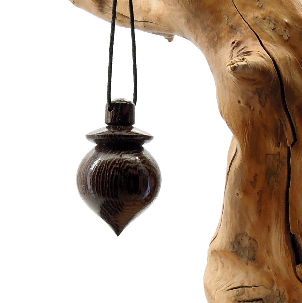 Pendule artisanal de radiesthésie en wenge avec oeilleton.