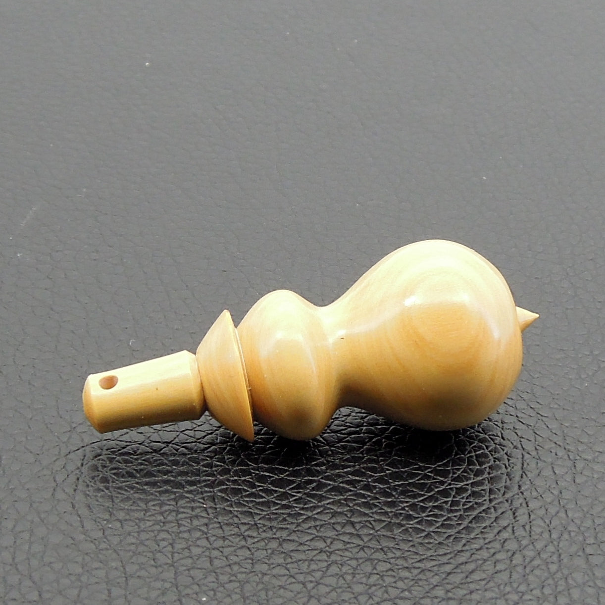 Pendule artisanal de radiesthésie en buis avec oeilleton.