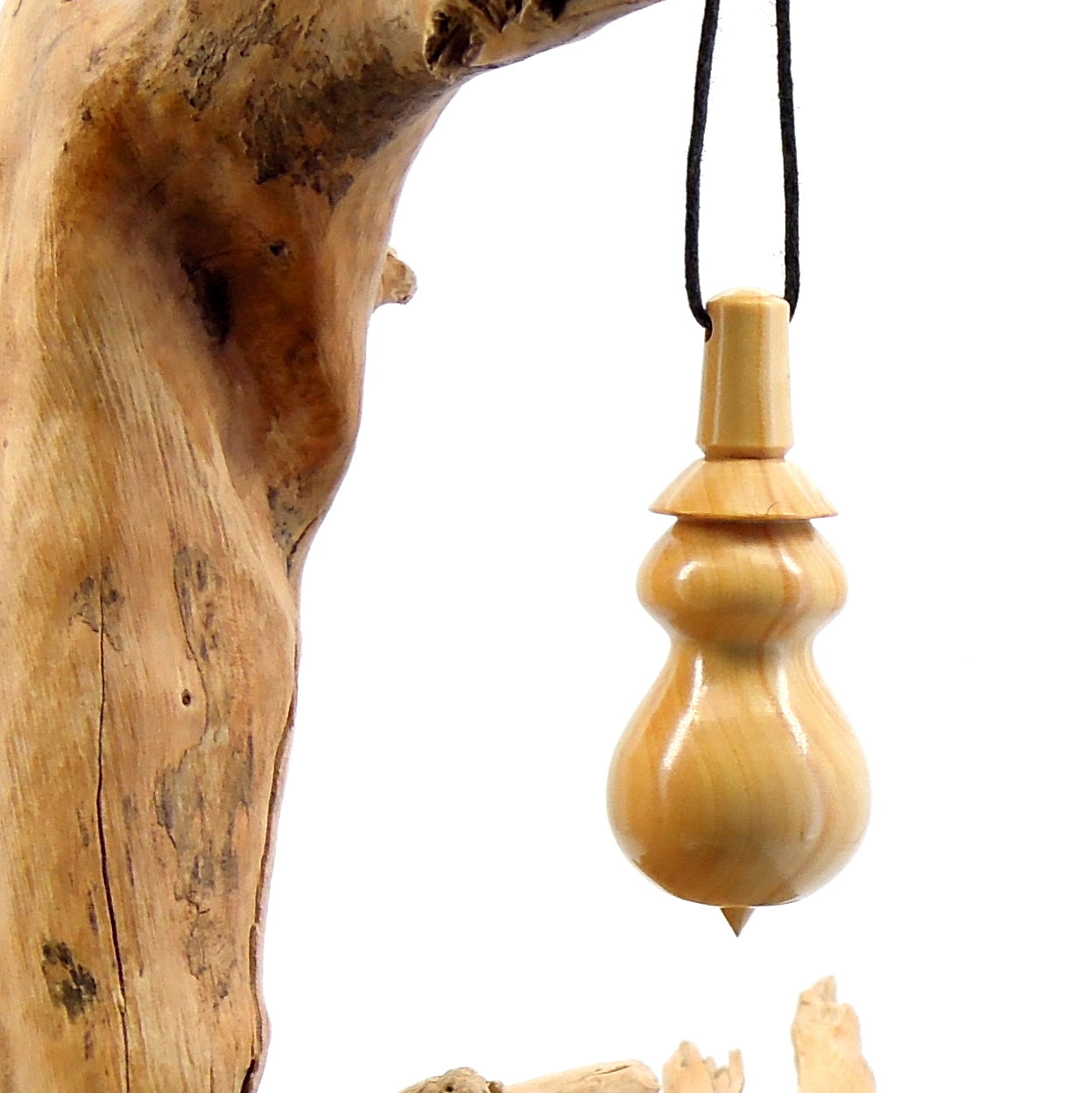 Pendule artisanal de radiesthésie en buis avec oeilleton.